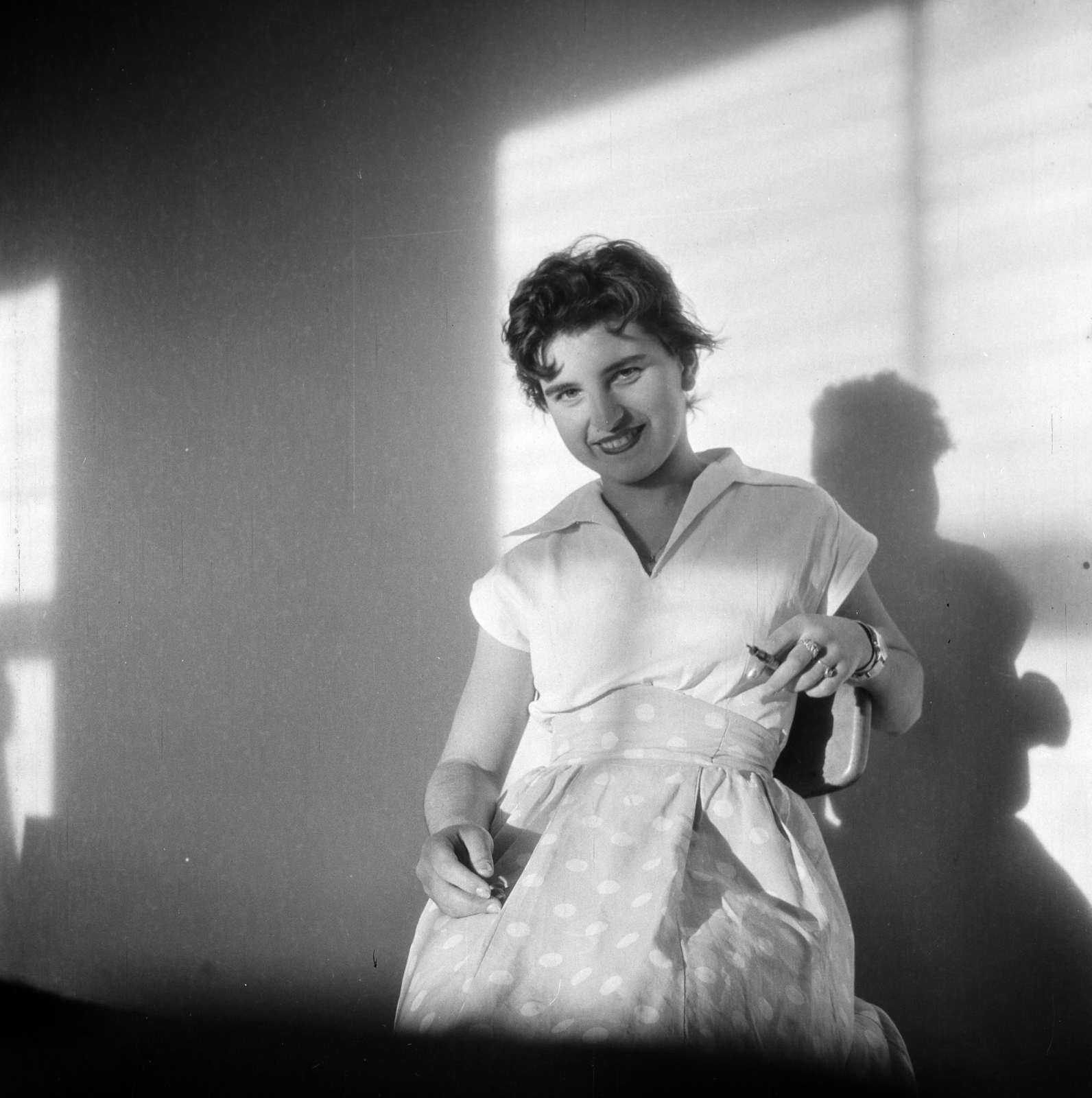 Magyarország, Veszprém, Veszprémi Vegyipari Egyetem (később Pannon Egyetem), hallgató a tanulókörben., 1958, Ungváry Rudolf, mosoly, nyári ruha, hölgy, Best of, Fortepan #254895