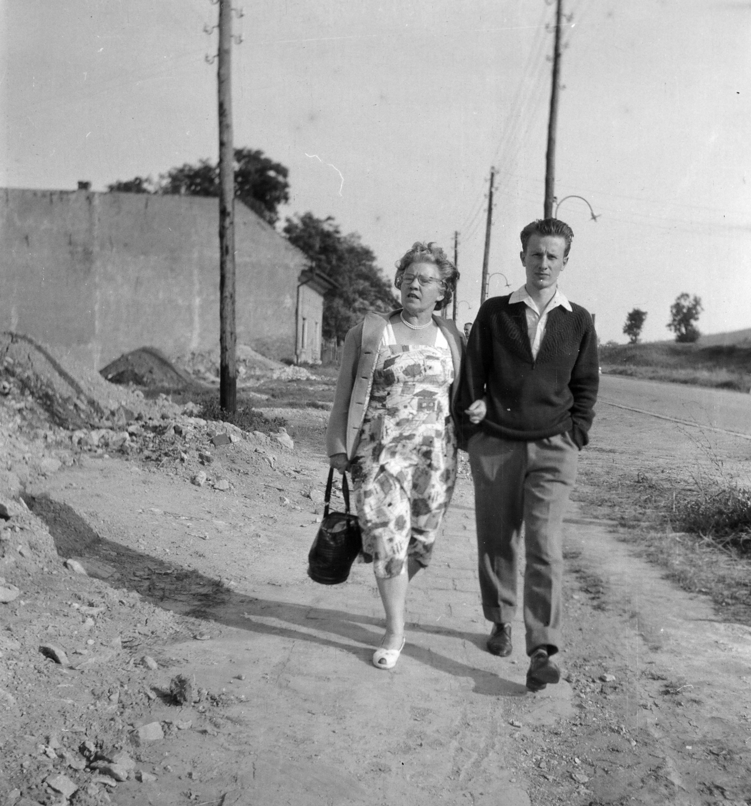 Magyarország, Óbuda, Budapest III., a Bécsi út a Zeyk Domokos utcánál., 1958, Ungváry Rudolf, Budapest, zsebredugott kéz, fiú, anya, Fortepan #254903