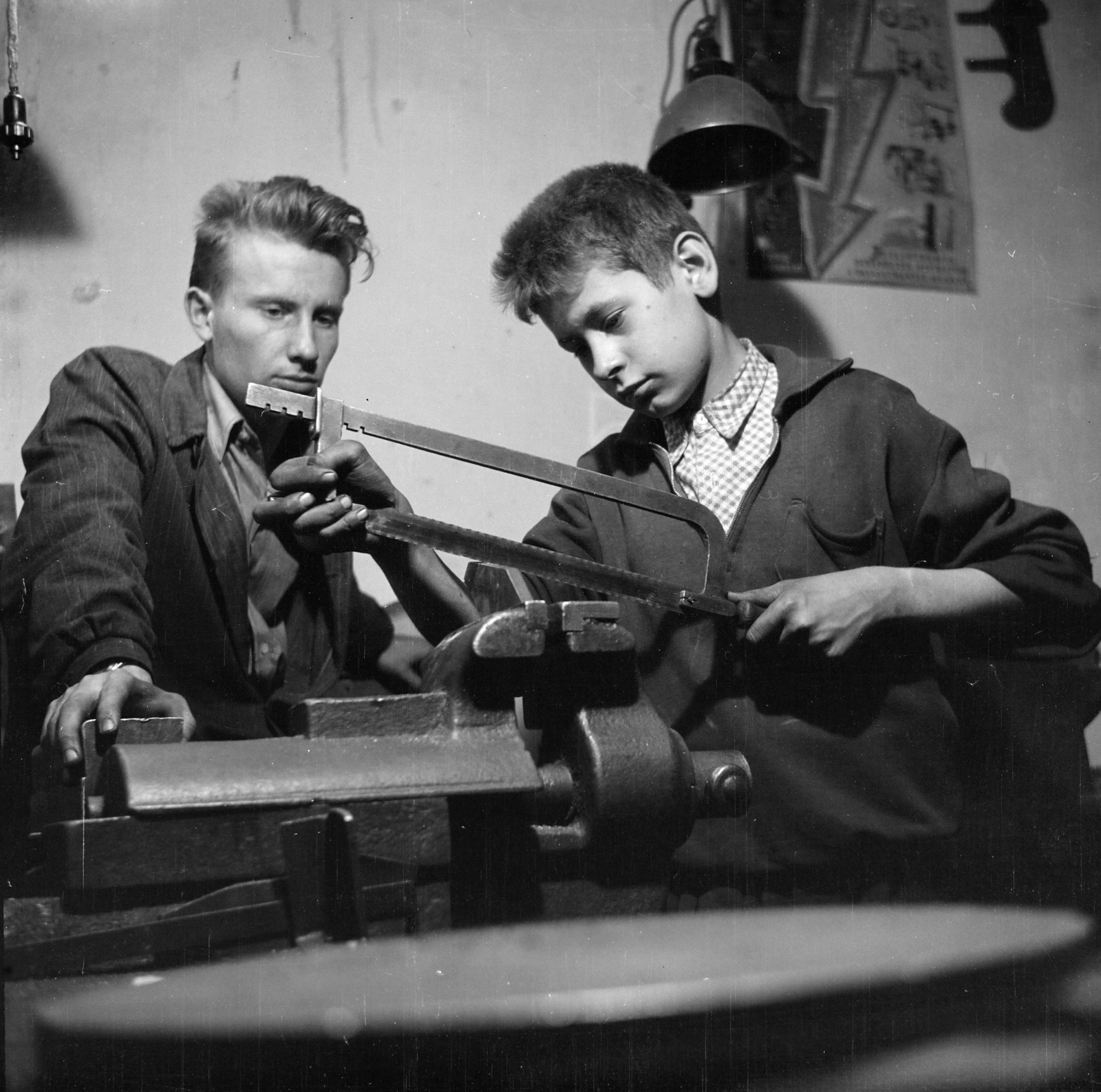 Magyarország, Budapest XIII., Kassák Lajos utca (Fóti út) 13., Lakatos- és Fémáru Kisipari Termelő Szövetkezet. Szakmunkás segéd és ipari tanuló a lakatosműhelyben., 1958, Ungváry Rudolf, Budapest, képarány: négyzetes, műhely, Fortepan #254907