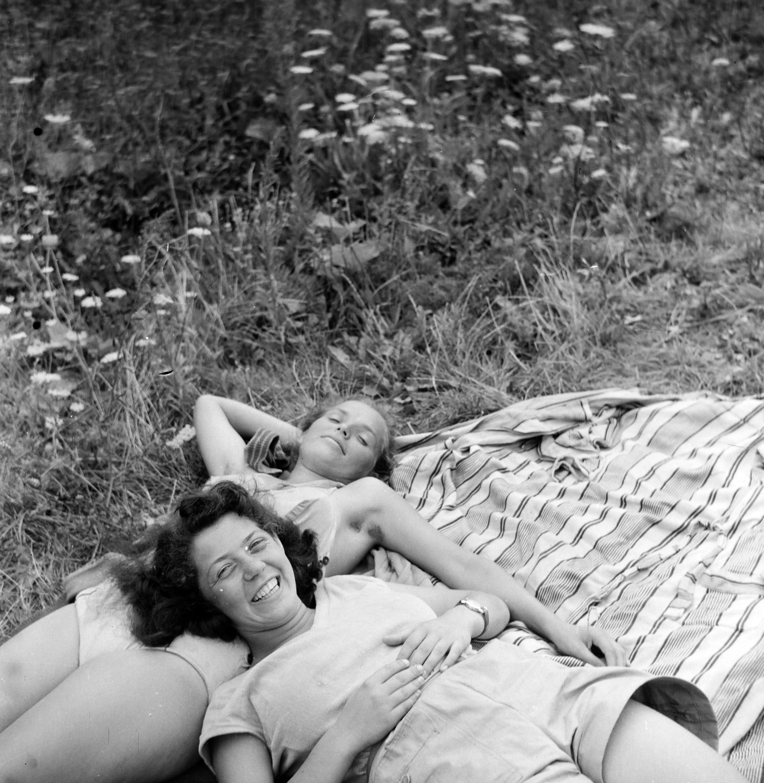 Magyarország, Balatonfűzfő, a Petrik Lajos Vegyipari Technikum két diáklánya nyári táborban. A felvétel a vitorlás klub épülete mellett készült., 1958, Ungváry Rudolf, lányok, háton fekvés, napozás, köntös, Fortepan #254935