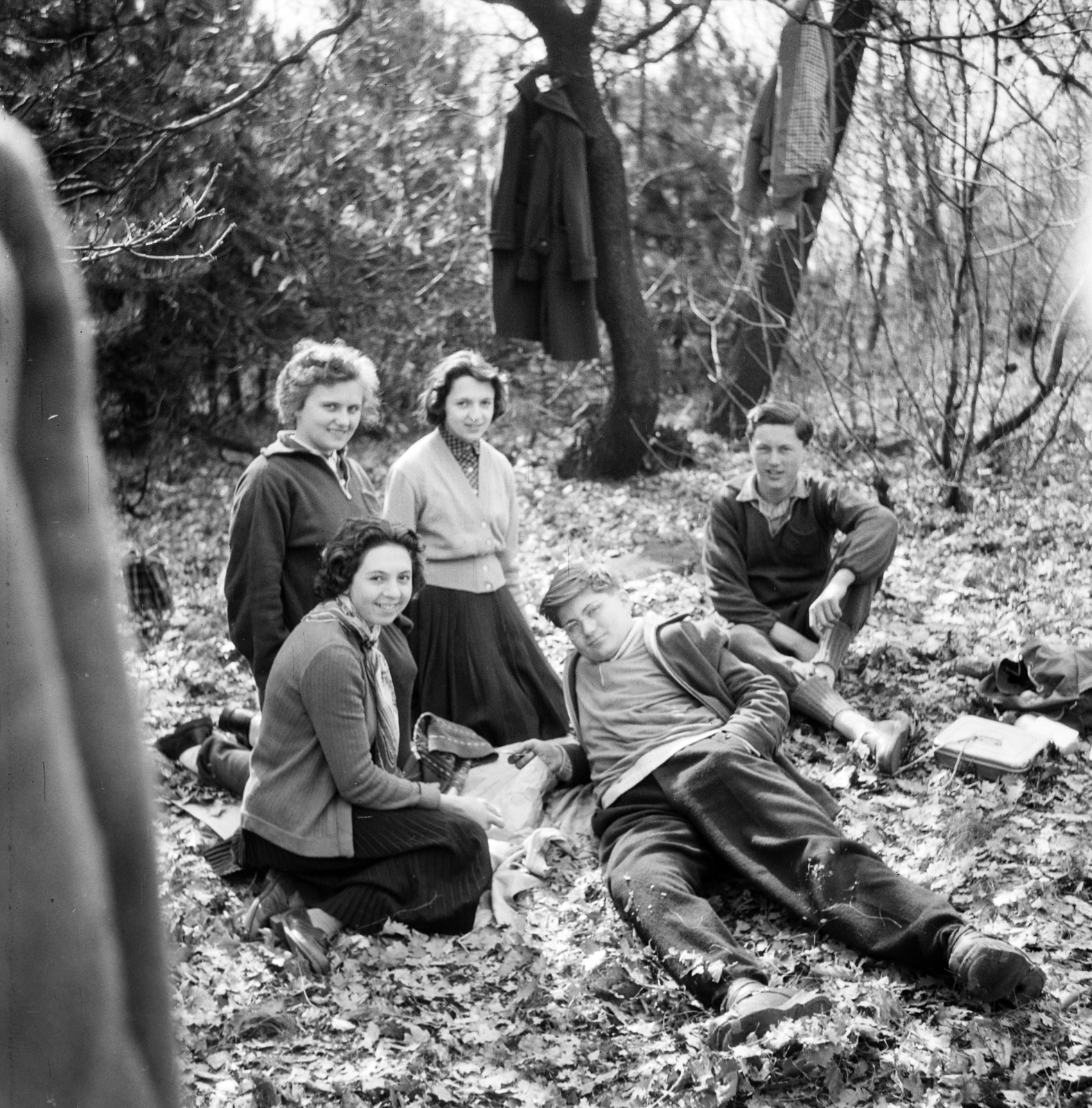 Magyarország, Balatonfűzfő, a Petrik Lajos Vegyipari Technikum diákjai nyári táborban., 1958, Ungváry Rudolf, csoportkép, erdő, Fortepan #254936