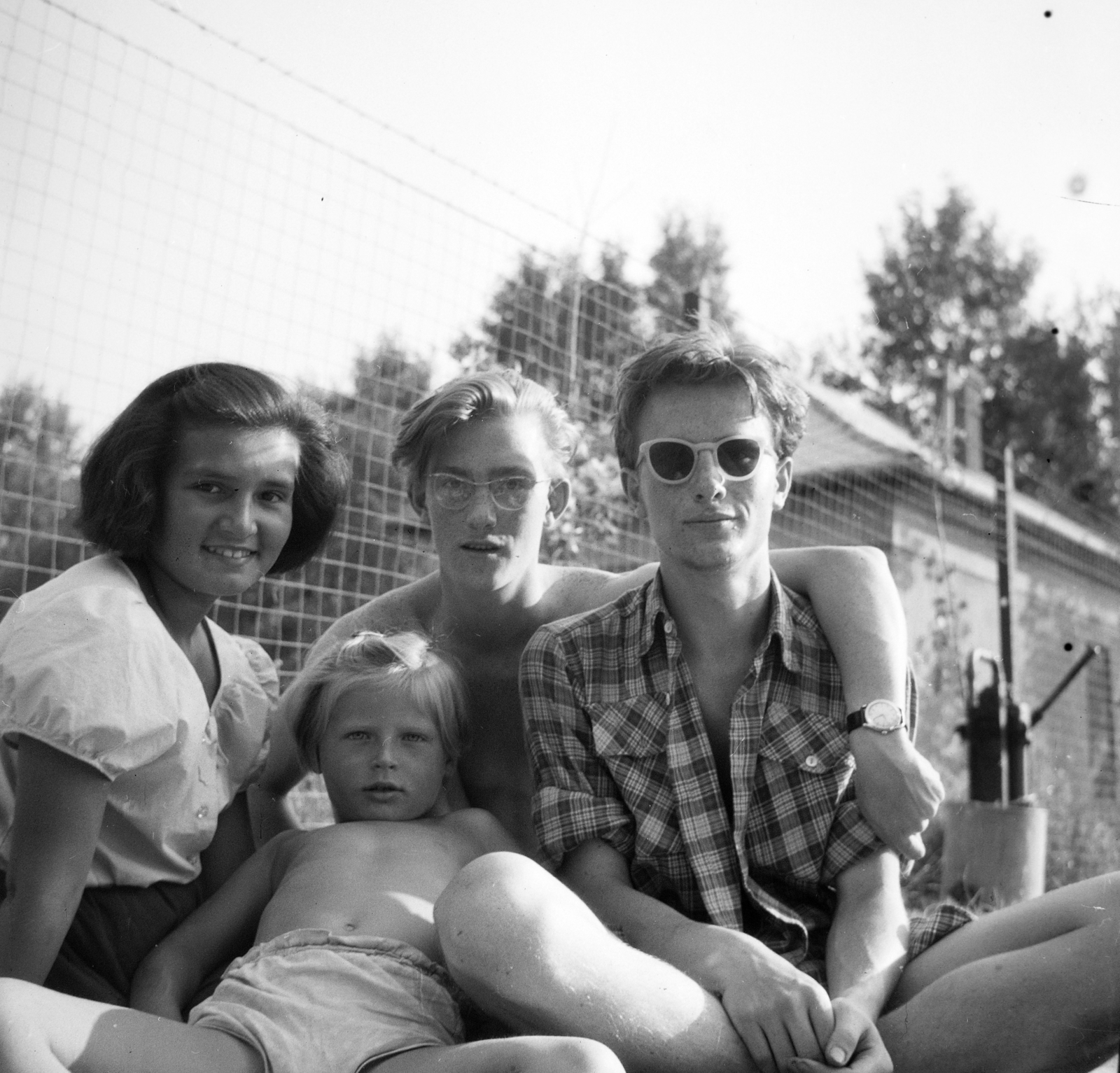 Hungary, Balatonszemes, Berzsenyi Dániel utca 15., 1955, Ungváry Rudolf, tableau, photo aspect ratio: square, summer, shades, youth, plaid shirt, wrist watch, Fortepan #254962