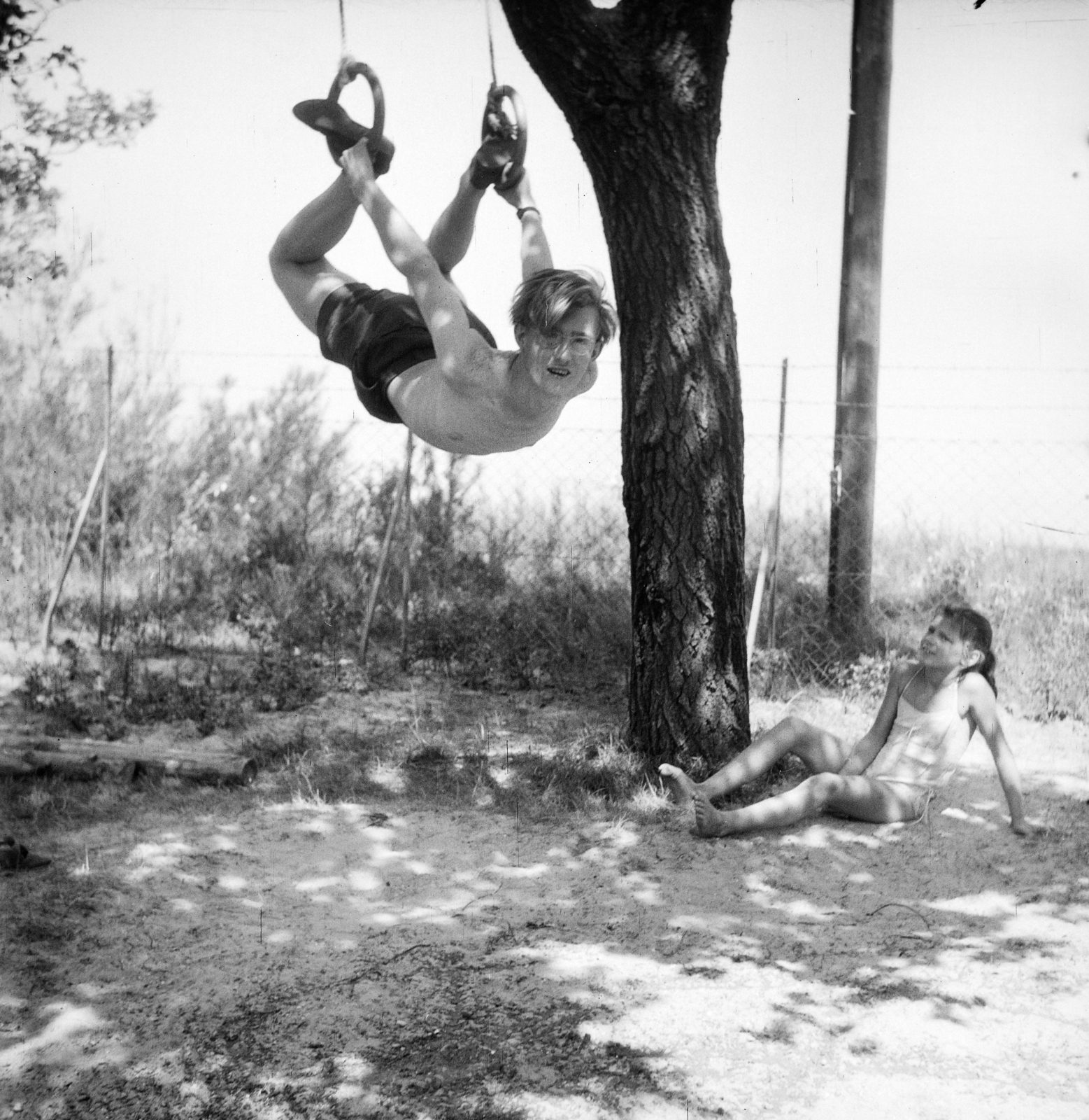 Magyarország, Balatonszemes, Berzsenyi Dániel utca 15., 1955, Ungváry Rudolf, képarány: négyzetes, kamasz, fiú, mutatvány, lógás, Fortepan #254964