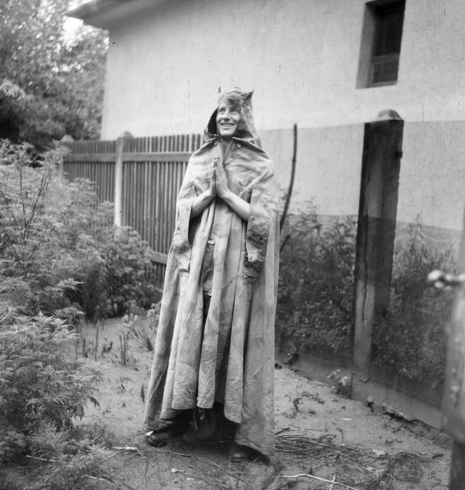 Hungary,Lake Balaton, Zamárdi, 1955, Ungváry Rudolf, photo aspect ratio: square, jesting, cloak, Fortepan #254973