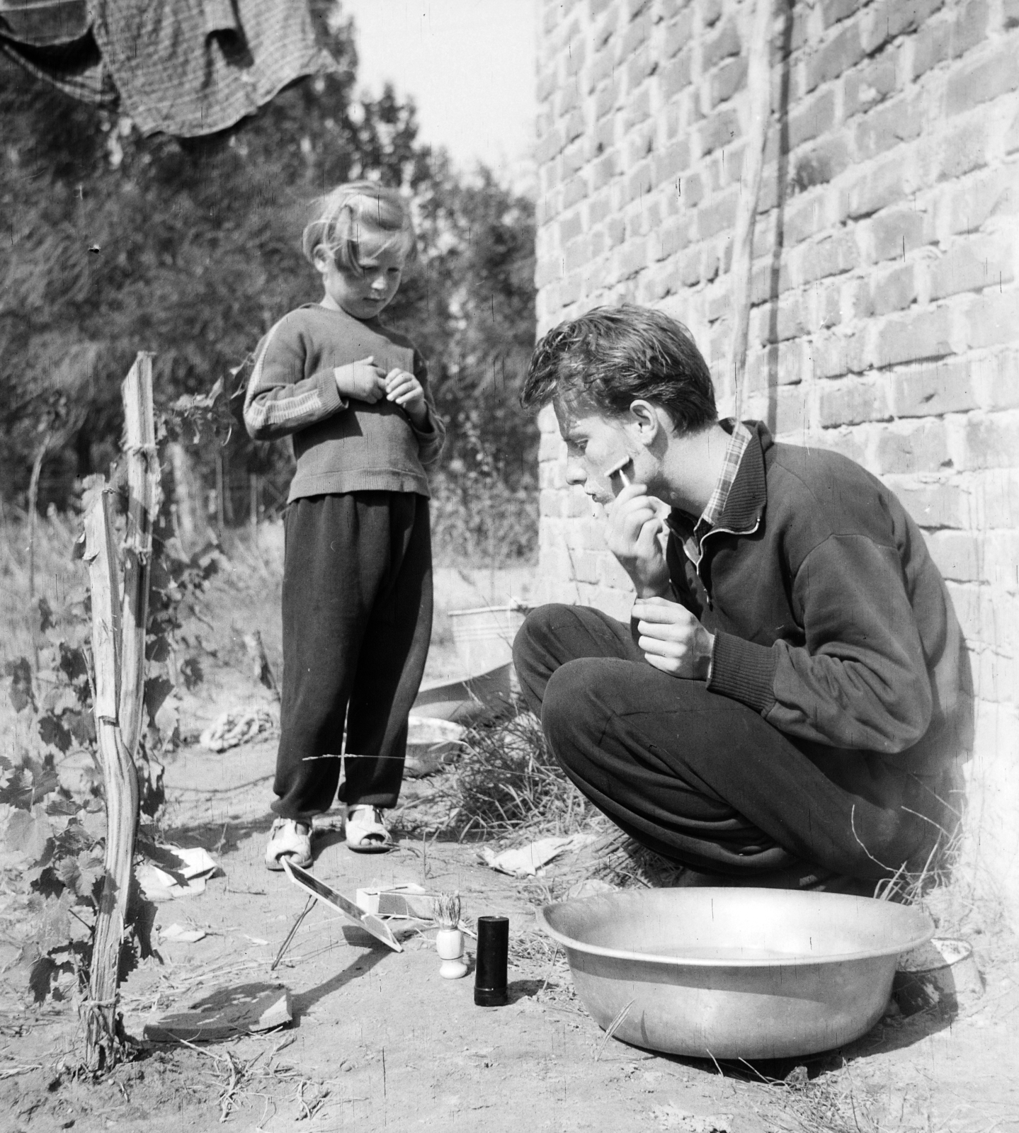 Hungary, Balatonszemes, Berzsenyi Dániel utca 15., 1955, Ungváry Rudolf, Best of, curiosity, washbasin, shaving, Fortepan #254975