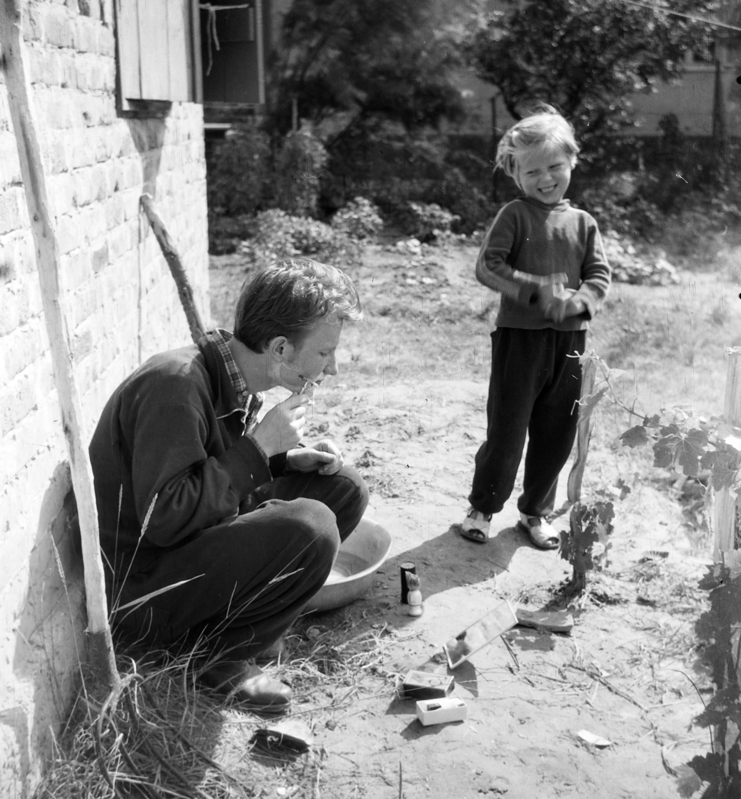 Magyarország, Balatonszemes, Berzsenyi Dániel utca 15., 1955, Ungváry Rudolf, kíváncsiság, kísérlet, borotválkozás, Best of, Fortepan #254976