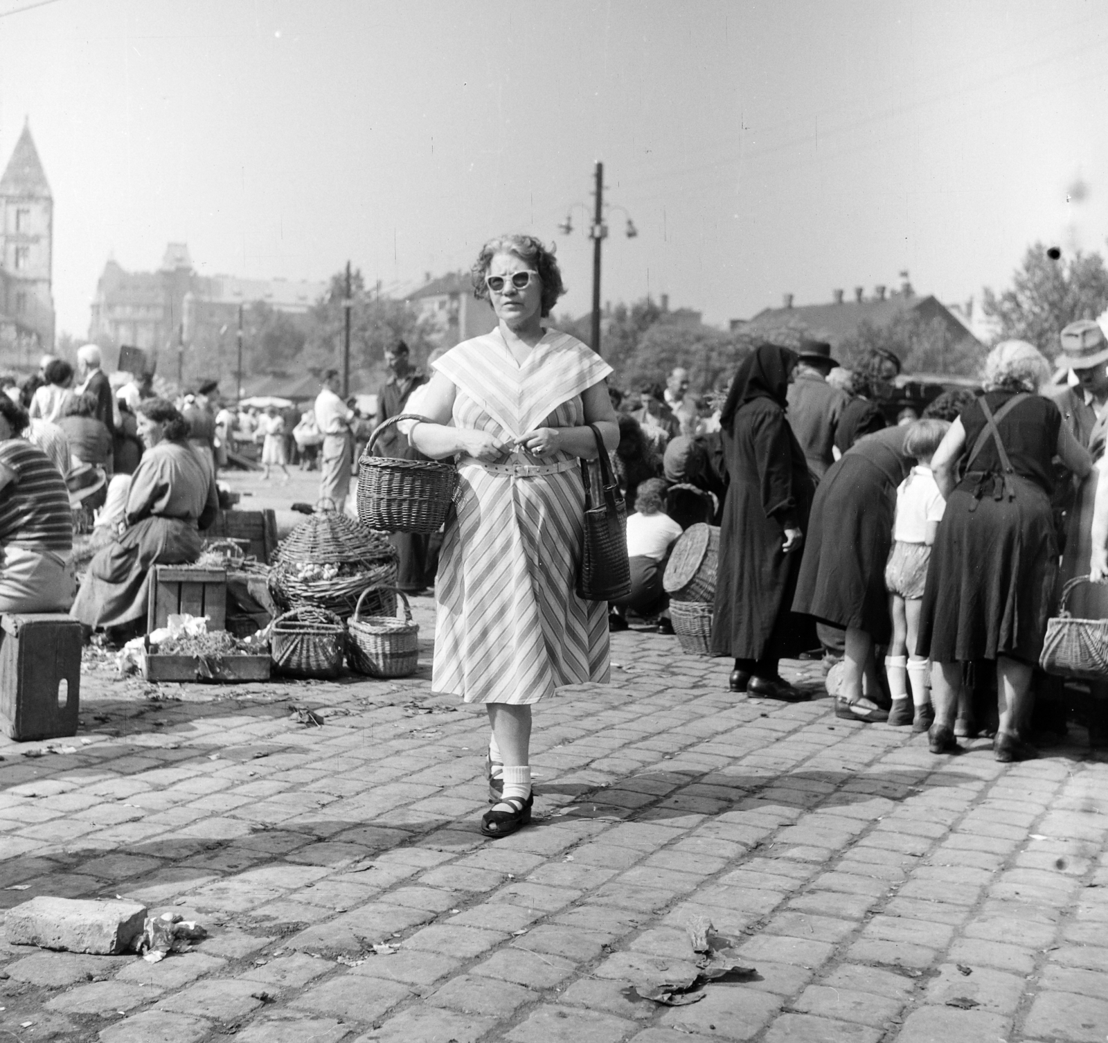 Hungary, Budapest XIII., Lehel (Élmunkás) téri piac, háttérben balra az Árpád-házi Szent Margit-templom, jobbra a Váci út., 1957, Ungváry Rudolf, Budapest, photo aspect ratio: square, summer dresses, shades, socks and sandal, basket, Fortepan #254984