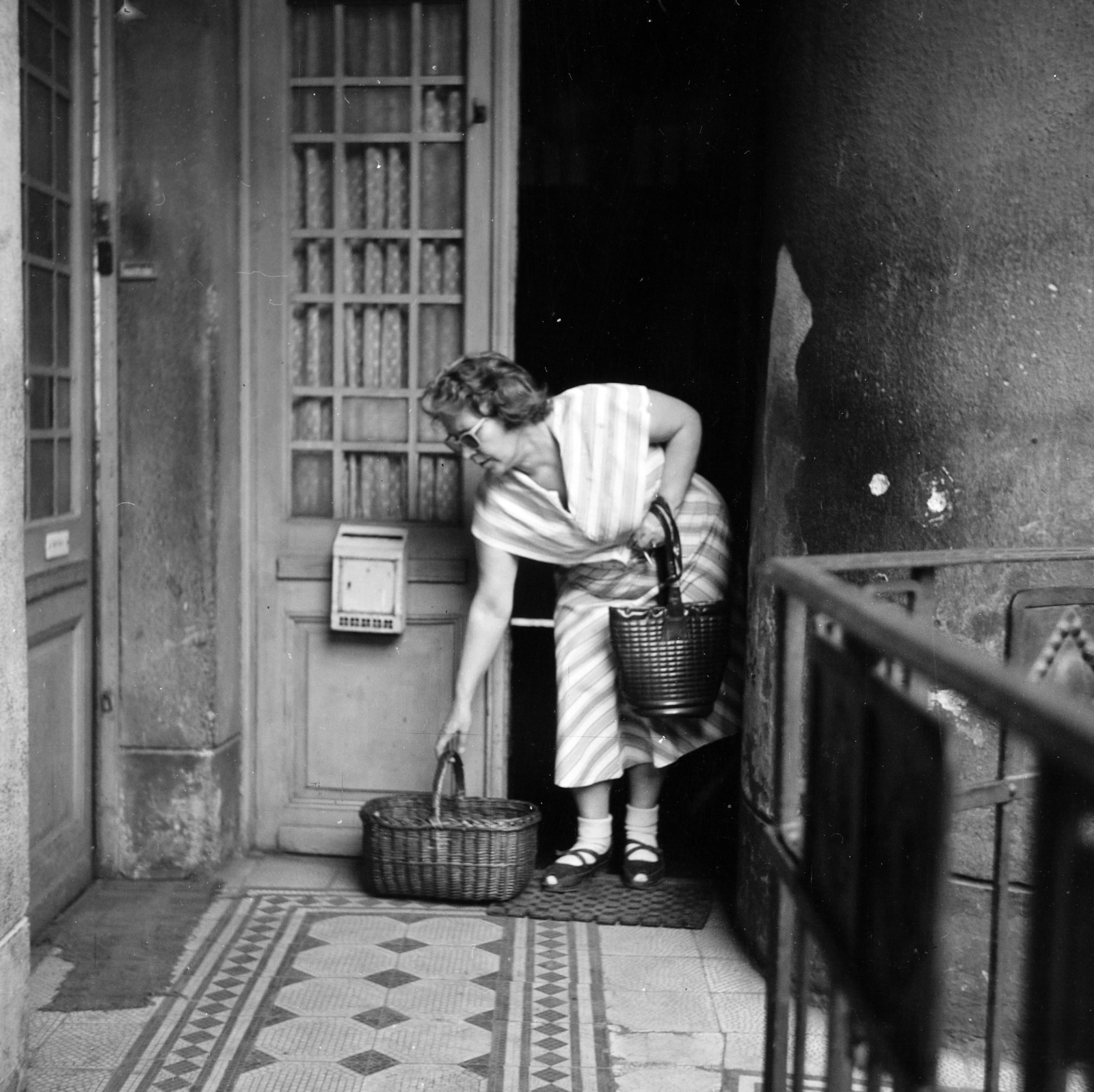 Magyarország, Budapest XIII., a felvétel a Bulcsú utca 21/a számú ház körfolyosóján készült., 1957, Ungváry Rudolf, Budapest, képarány: négyzetes, postaláda, ajtóban állás, kosár, csíkos ruha, Best of, Fortepan #254988