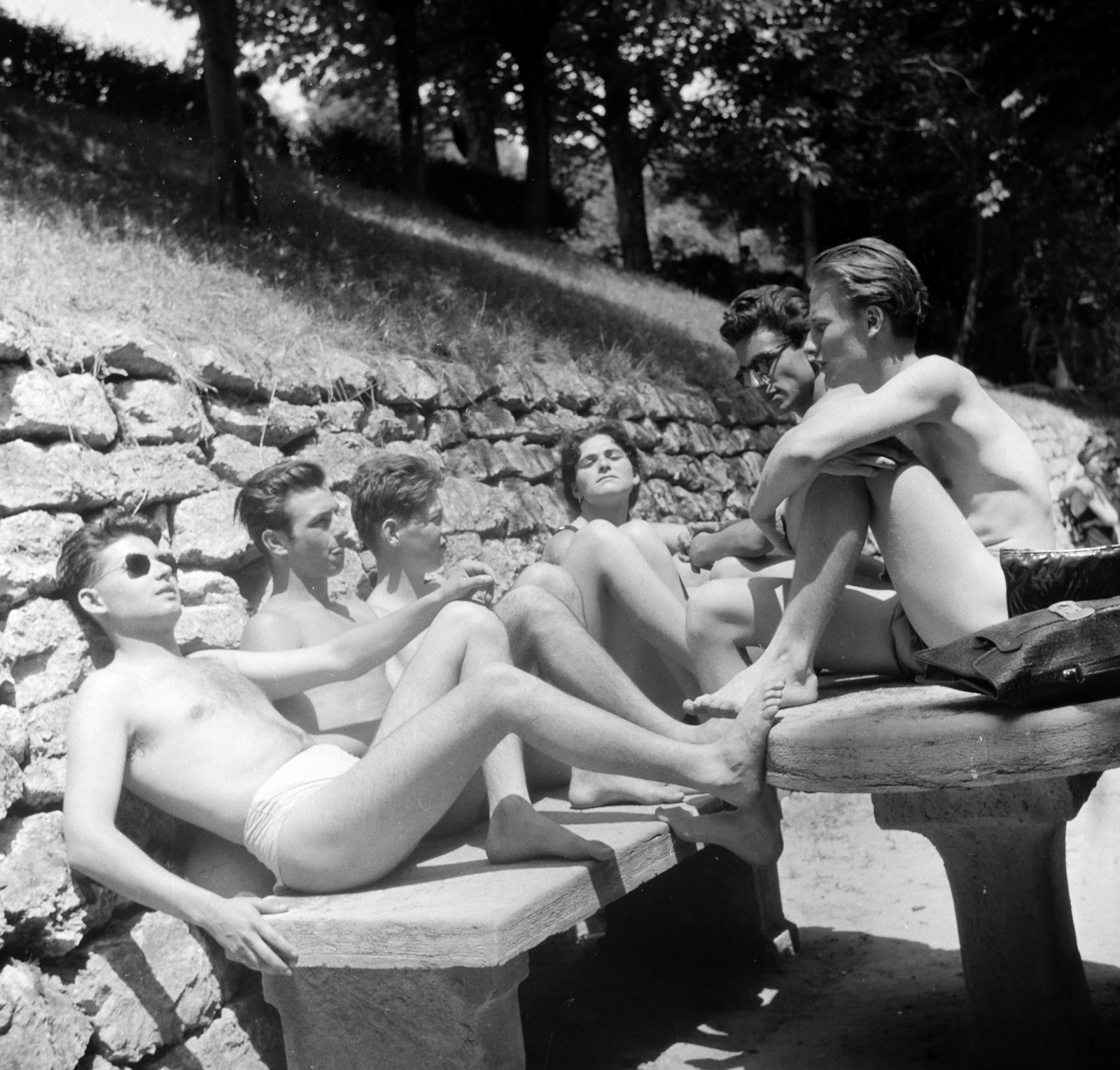 Magyarország, Budapest III., Csillaghegyi strandfürdő., 1957, Ungváry Rudolf, Budapest, fürdőruha, strand, képarány: négyzetes, napozás, aktatáska, Best of, Fortepan #254999