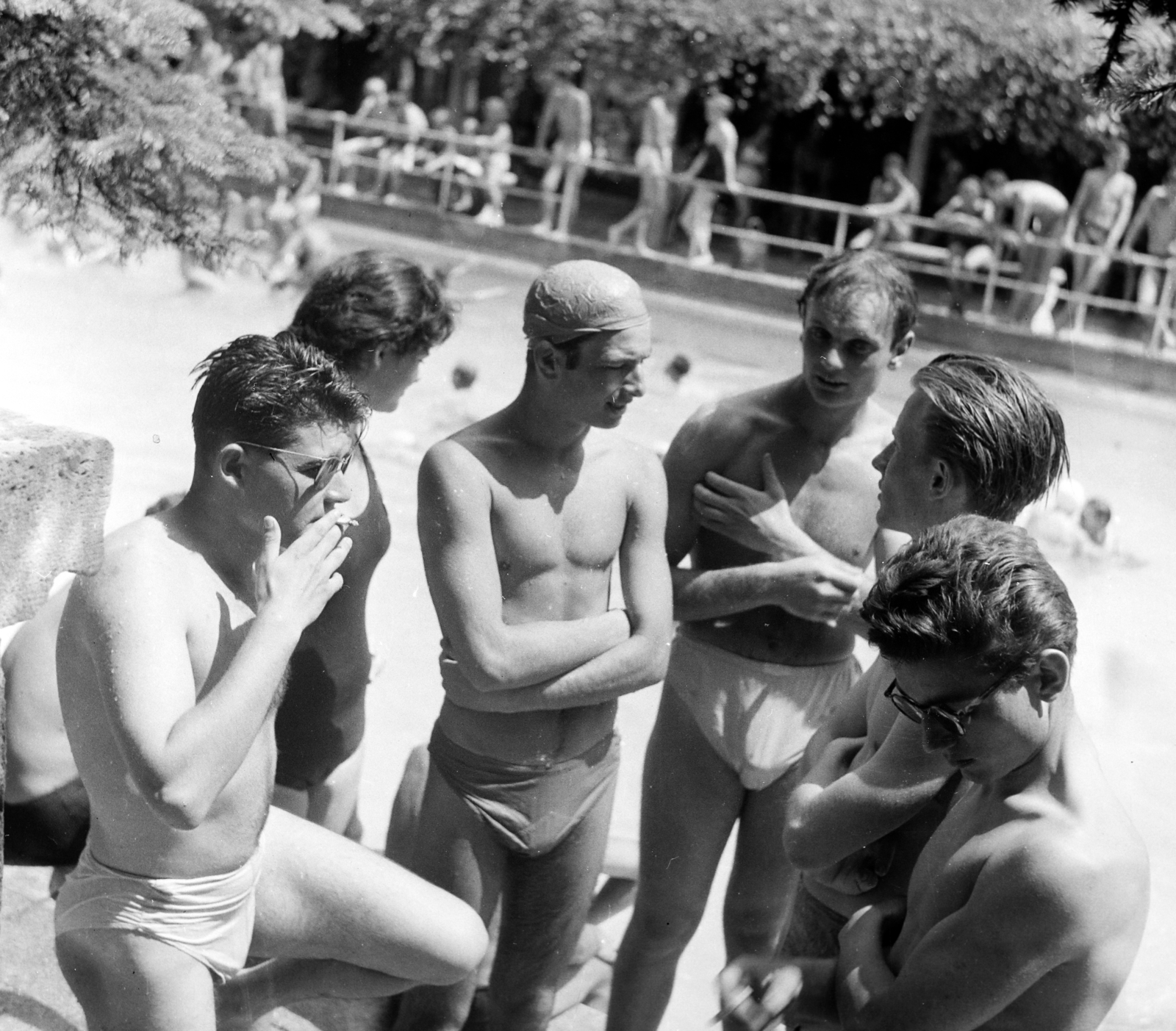 Hungary, Budapest III., Csillaghegyi strandfürdő., 1957, Ungváry Rudolf, Budapest, bathing suit, beach, talks, photo aspect ratio: square, smoking, Fortepan #255000