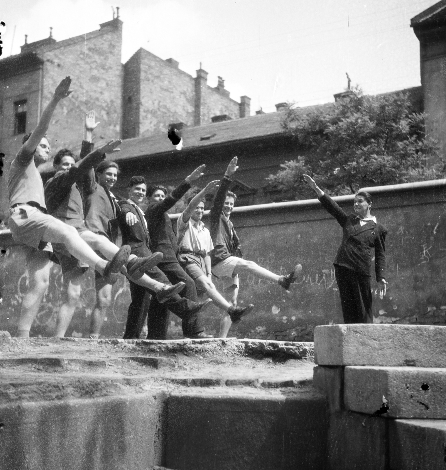 Magyarország, Budapest VI., Munkácsy Mihály utca 26., a felvétel a Kölcsey Ferenc Gimnázium udvarán készült., 1954, Ungváry Rudolf, Budapest, képarány: négyzetes, tréfálkozás, diák, Best of, Fortepan #255003