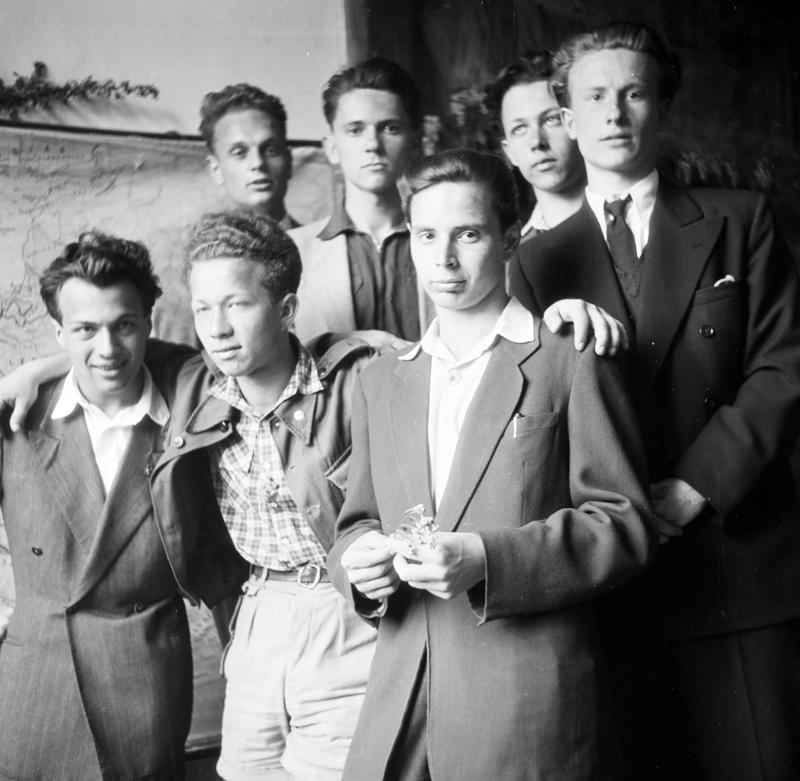 1955, Ungváry Rudolf, tableau, photo aspect ratio: square, arms around shoulders, suit, teenager, boys, Fortepan #255013