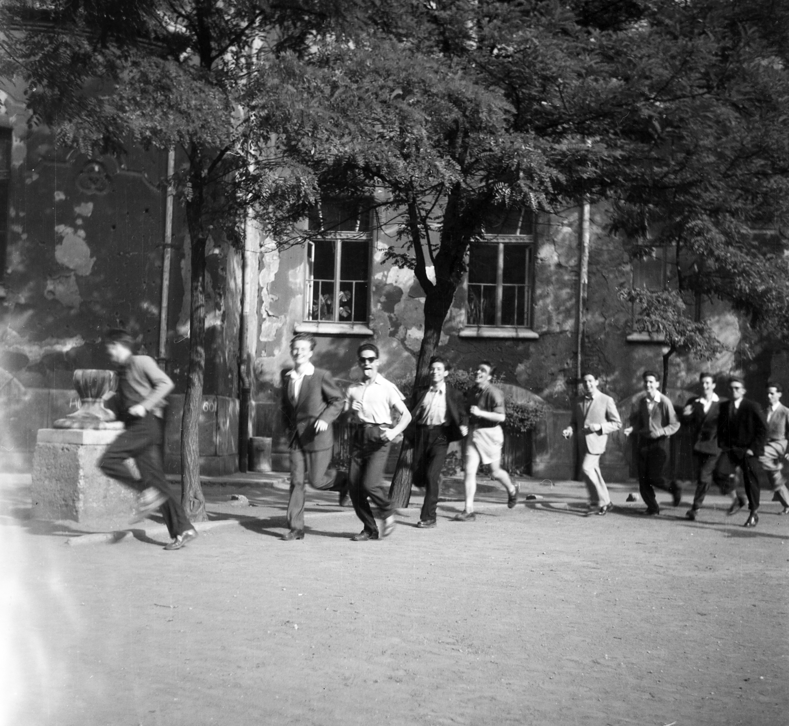 Hungary, Budapest VI., Munkácsy Mihály utca 26., a felvétel a Kölcsey Ferenc Gimnázium udvarán készült., 1955, Ungváry Rudolf, Budapest, teenager, boys, running, Fortepan #255020