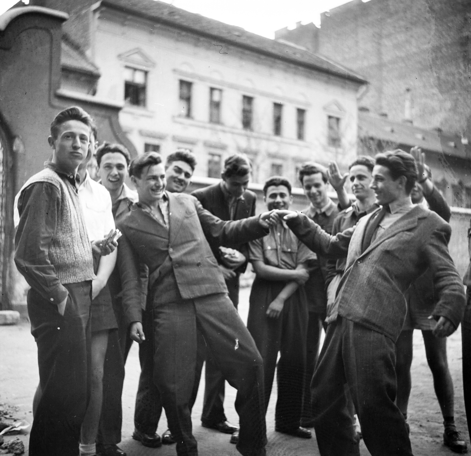 Hungary, Budapest VI., Munkácsy Mihály utca 26., a felvétel a Kölcsey Ferenc Gimnázium udvarán készült., 1955, Ungváry Rudolf, Budapest, jesting, teenager, boys, Fortepan #255025