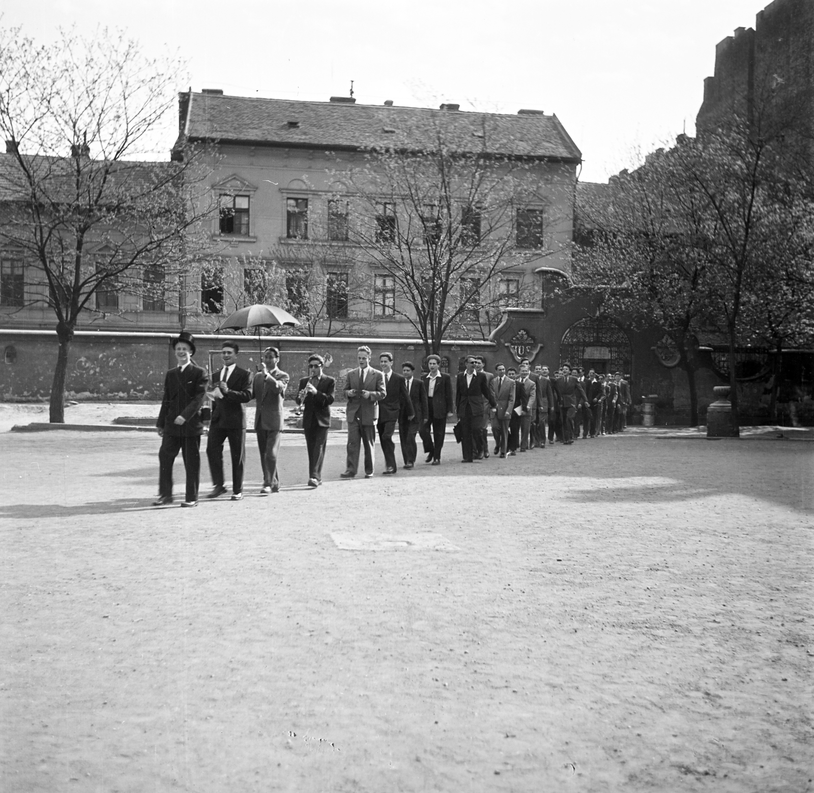 Hungary, Budapest VI., Munkácsy Mihály utca 26., a Kölcsey Ferenc Gimnázium udvara., 1955, Ungváry Rudolf, Budapest, photo aspect ratio: square, umbrella, jesting, teenager, boys, Best of, Fortepan #255027