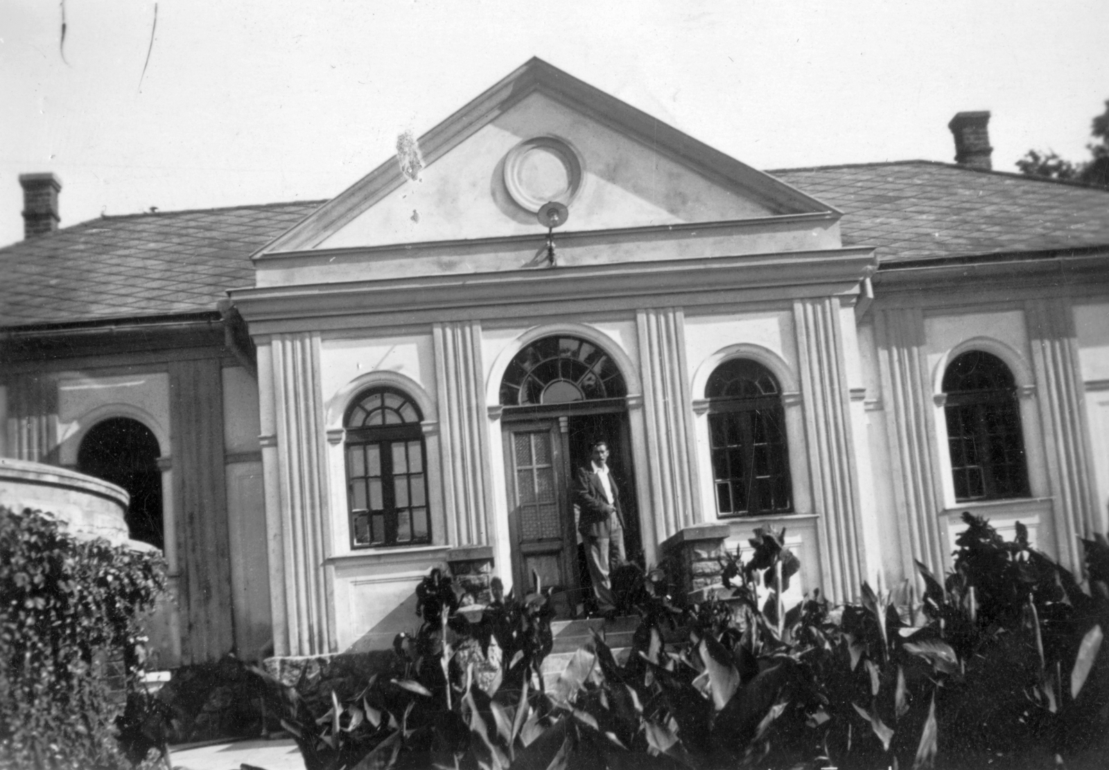 Hungary, Komló, Sikonda., 1935, SZF, pediment, Fortepan #25504