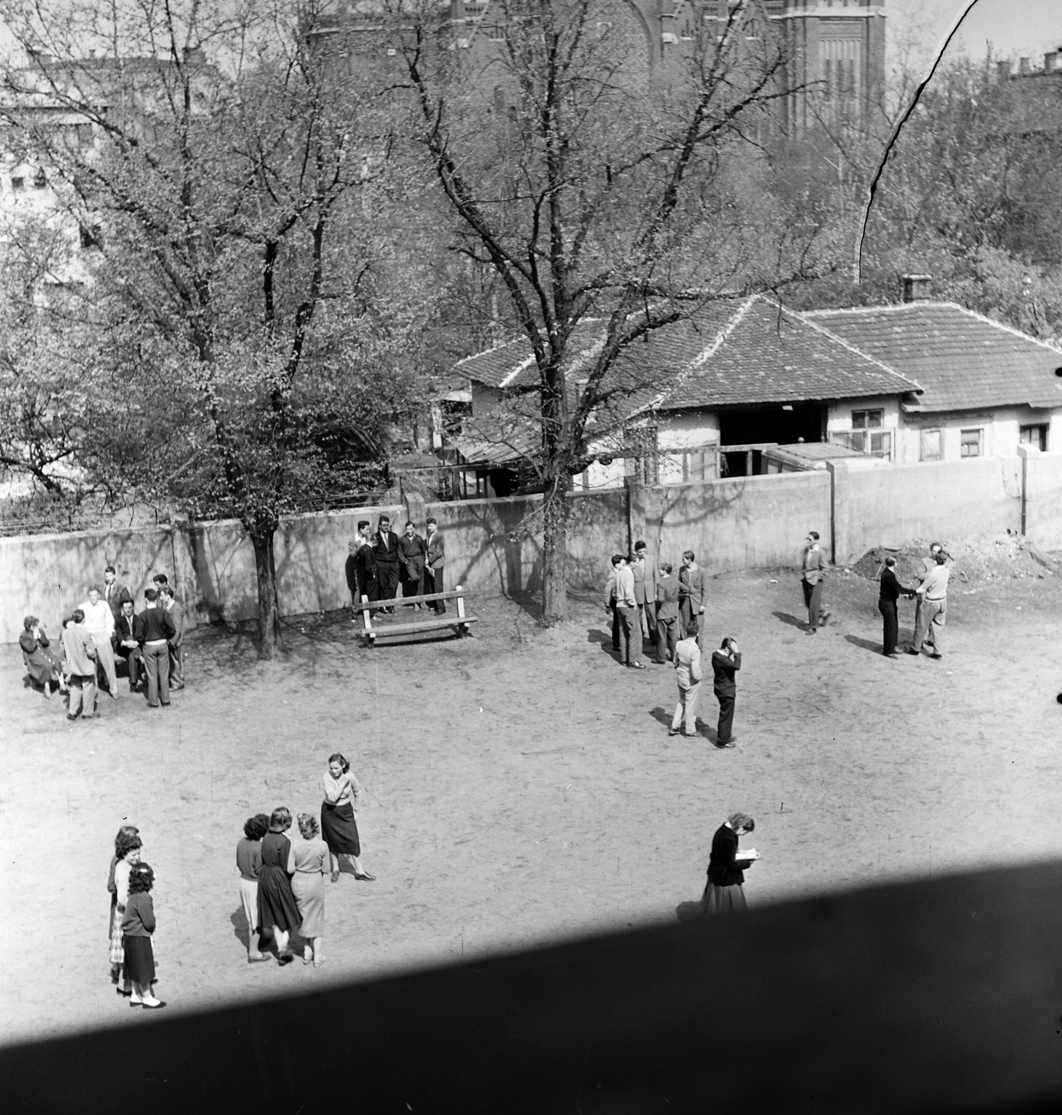 Hungary, Budapest XIV., Thököly út 48., Petrik Lajos Vegyipari Technikum, rálátás az iskola udvarára. Távolabb a fák takarásában a Rózsafüzér Királynéja-templom., 1955, Ungváry Rudolf, Budapest, plan view, school yard, Best of, Fortepan #255049