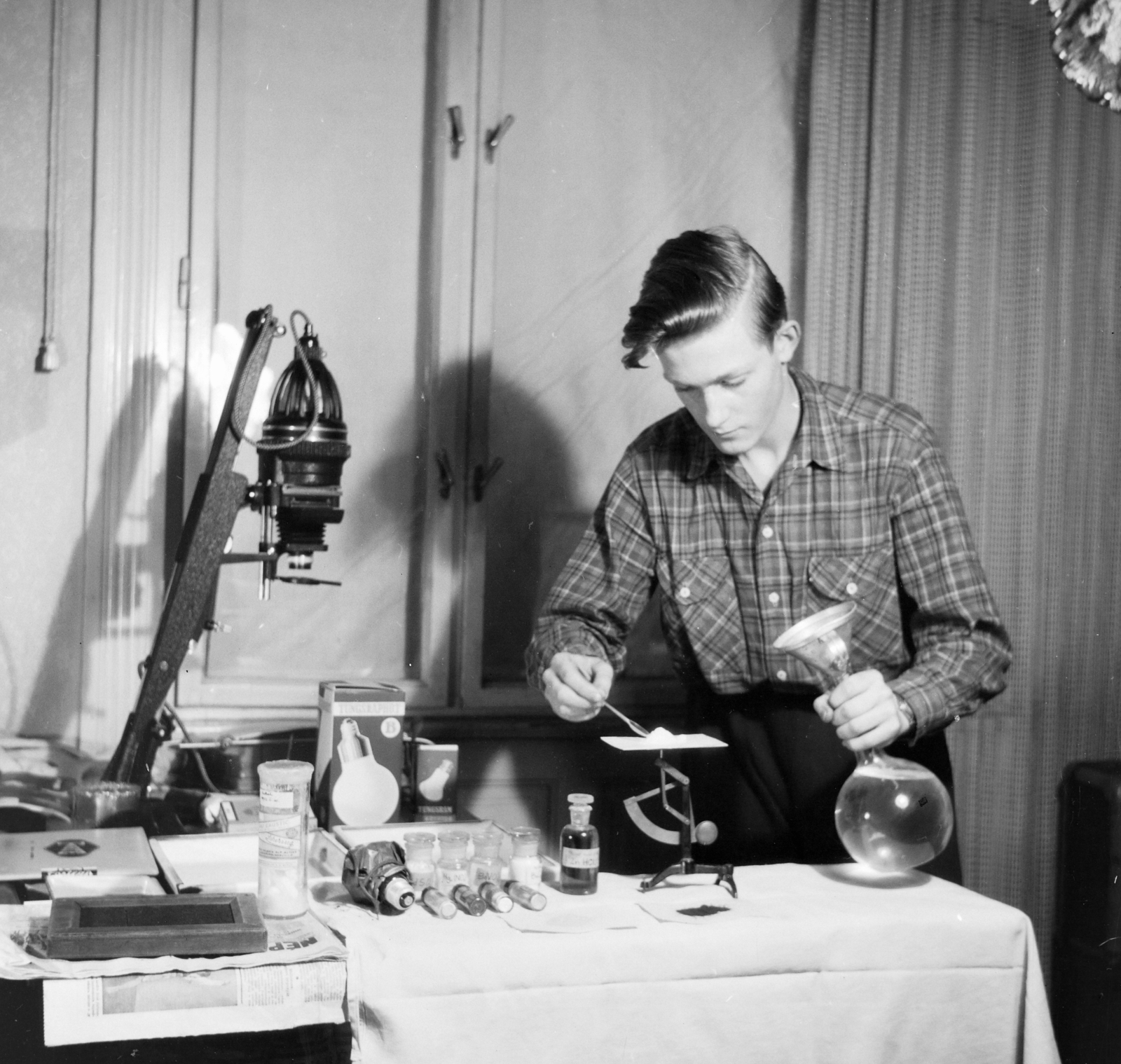 Hungary, Budapest XIII., a felvétel a Bulcsú utca 21/a számú ház egyik lakásában készült., 1956, Ungváry Rudolf, Budapest, photo aspect ratio: square, plaid shirt, flask, photo lab, enlarger, scale, Fortepan #255055