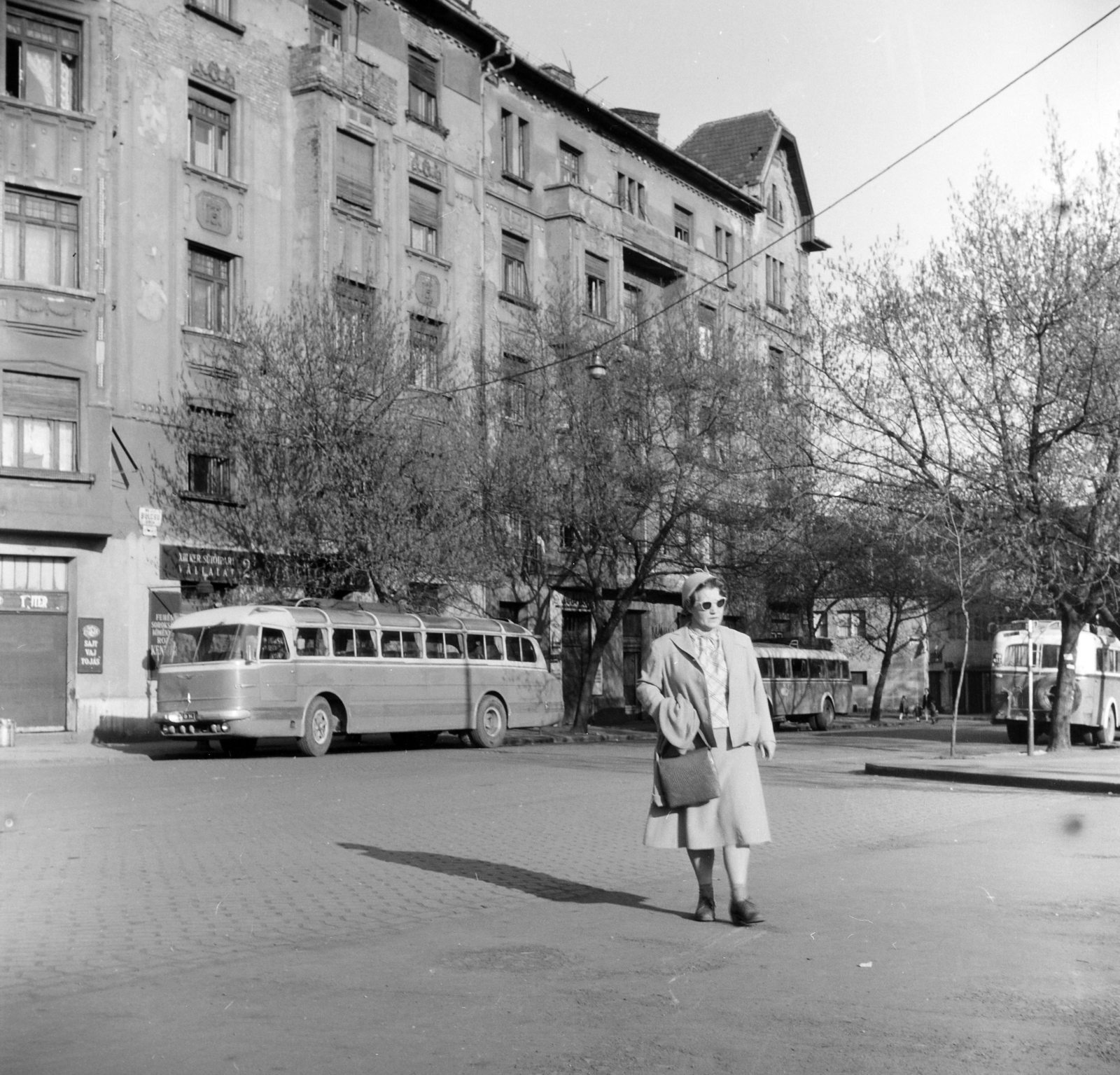 Hungary, Budapest XIII., Bulcsú utca, háttérben a 21/b-a ház., 1955, Ungváry Rudolf, Budapest, tenement house, bus, Fortepan #255057
