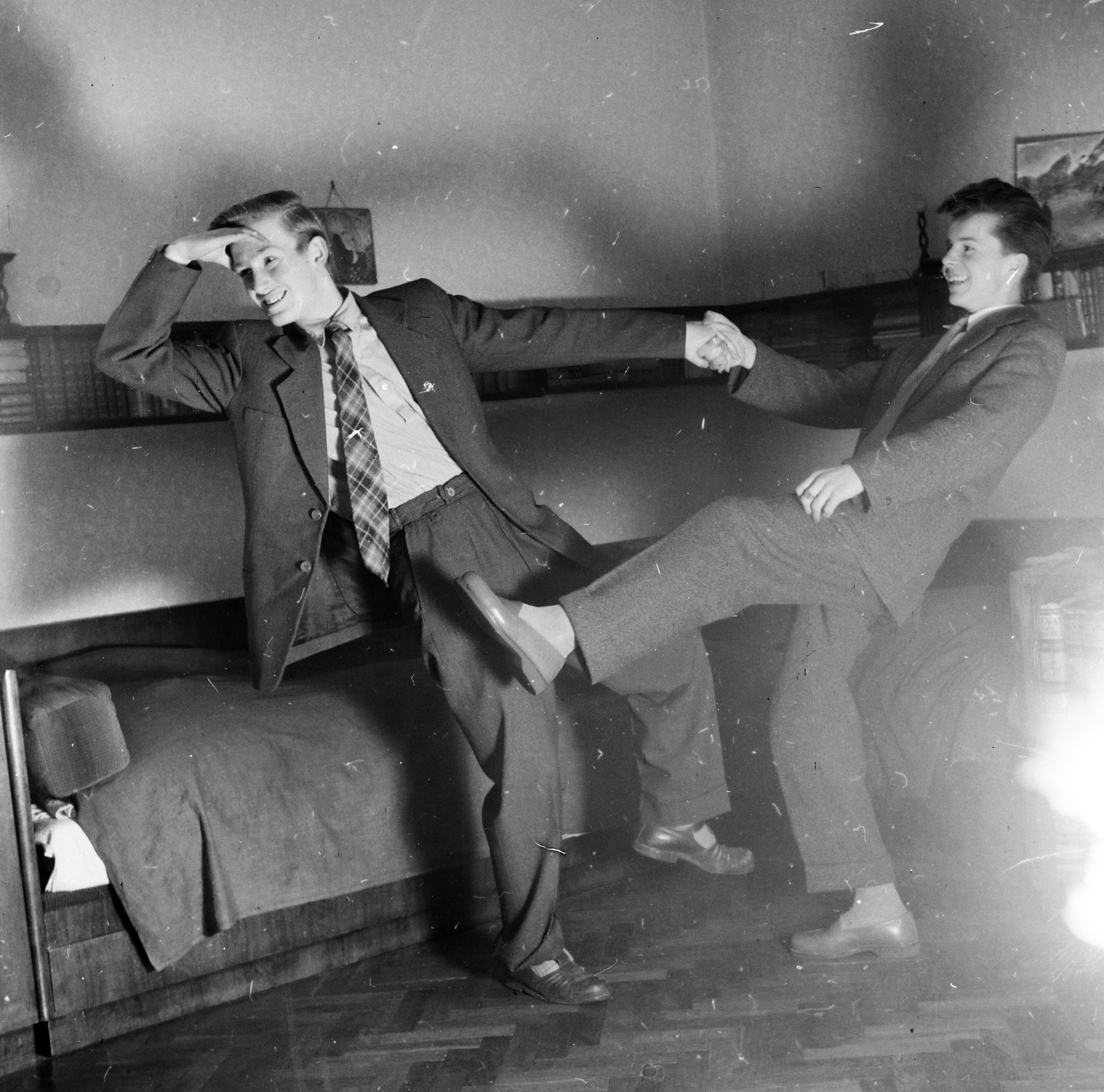 1958, Ungváry Rudolf, tánc, képarány: négyzetes, tréfálkozás, fiúk, Best of, Fortepan #255059