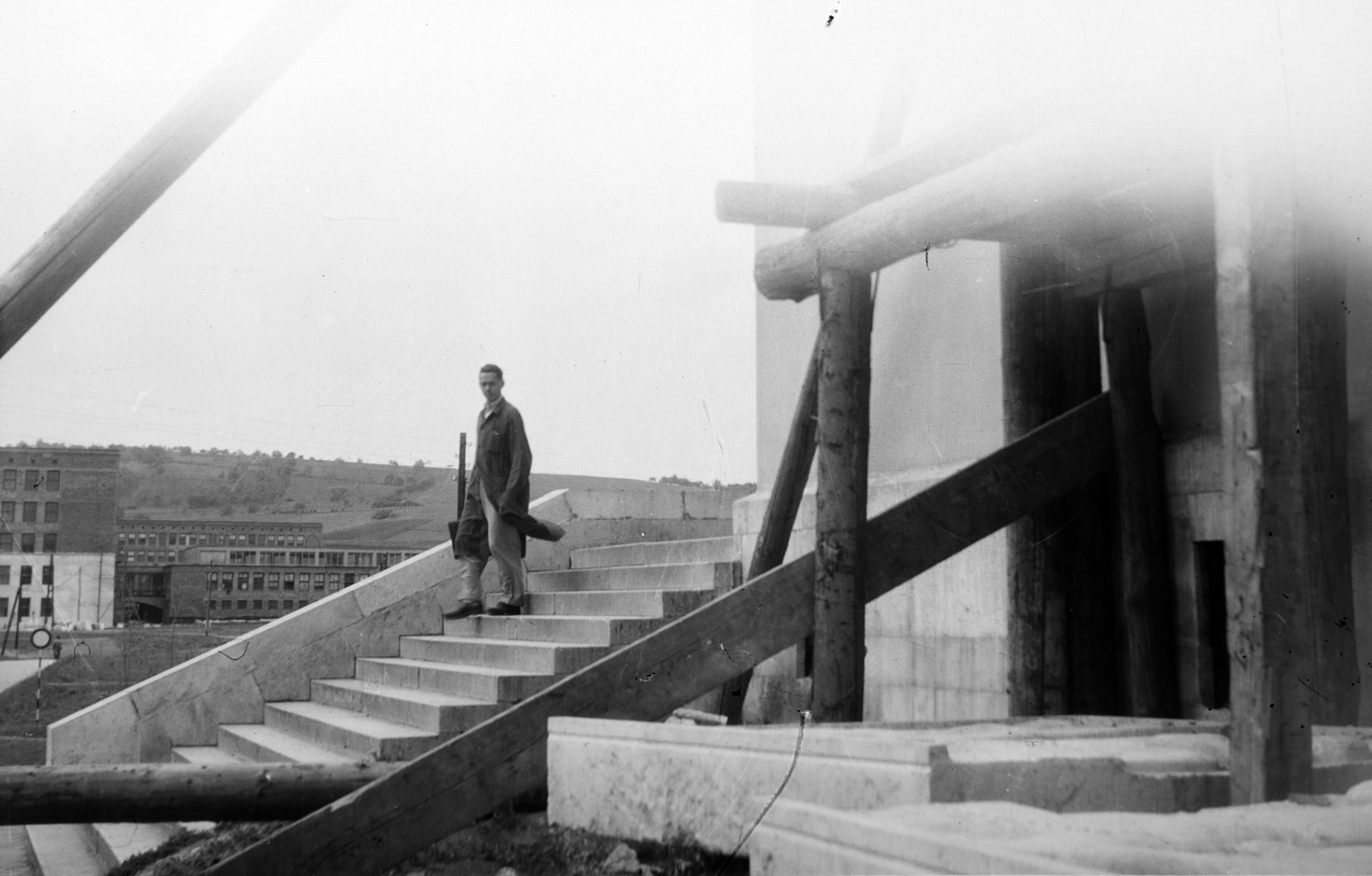 Hungary, Miskolc, Egyetemváros, Nehézipari Műszaki Egyetem (később Miskolci Egyetem), előtérben az E/3-as kollégium épülete az "Eper utcában", balra a háttérben a főépület., 1955, Ungváry Rudolf, overall, man, flight of stairs, wooden structure, Fortepan #255065