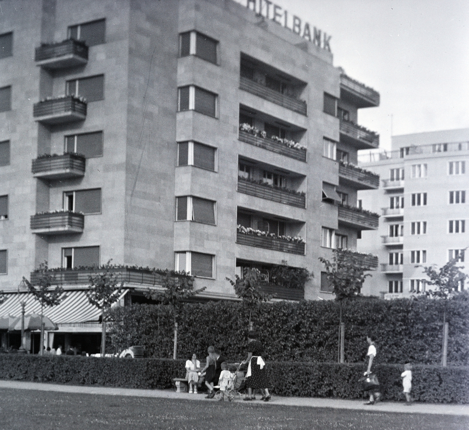 Hungary, Budapest XIII., a Szent István és a Pozsonyi út közötti háztömb felől, balra a Dunapark kávéház terasza., 1937, Ungváry Rudolf, Budapest, Fortepan #255083