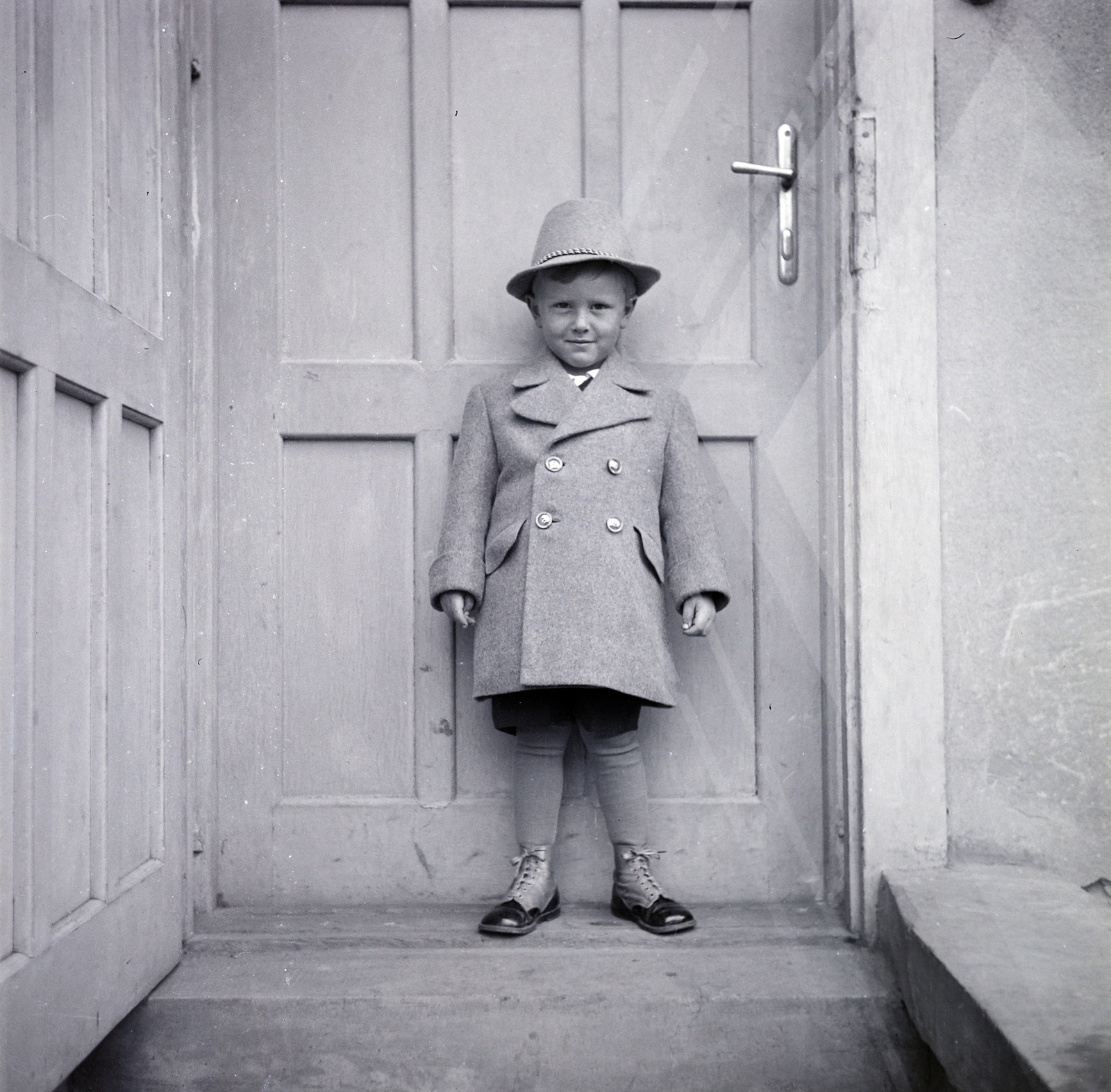 Hungary, Debrecen, a felvétel a mára lebontott István út 51. számú ház előtt készült., 1939, Ungváry Rudolf, hat, kid, door, coat, Best of, Fortepan #255096
