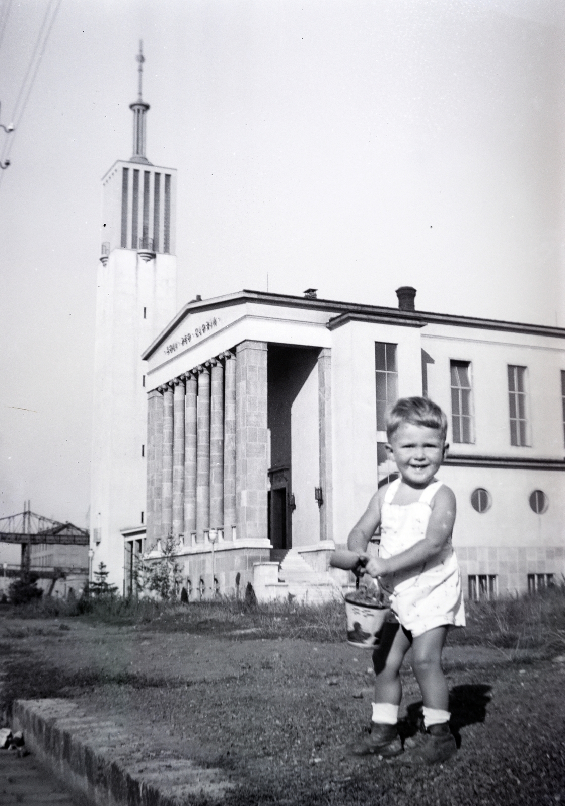 Hungary, Budapest XIII., Újpesti rakpart, a háttérben a Pozsonyi úti református templom., 1939, Ungváry Rudolf, Budapest, church, kid, sandpit, bucket, Fortepan #255097