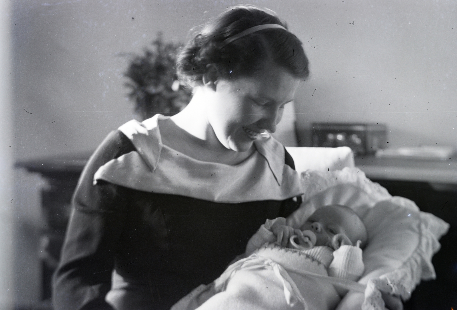 Magyarország, Budapest XIII., a felvétel a Bulcsú utca 21/a számú ház egyik lakásában készült., 1936, Ungváry Rudolf, Budapest, kézben tartani, csecsemő, anyaság, Fortepan #255099