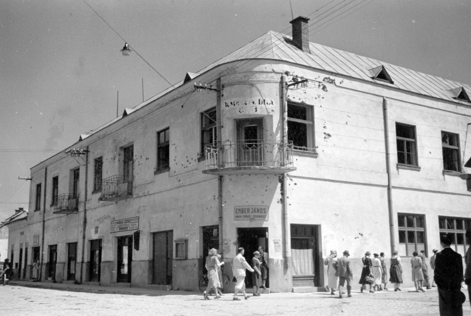 Ukraine,Zakarpattia Oblast, Khust, Lvivska utca - Nebesnoi Sotni utca sarok a Dukhnovycha utca felől nézve., 1939, SZF, street view, bullet hole, damaged building, Fortepan #25510