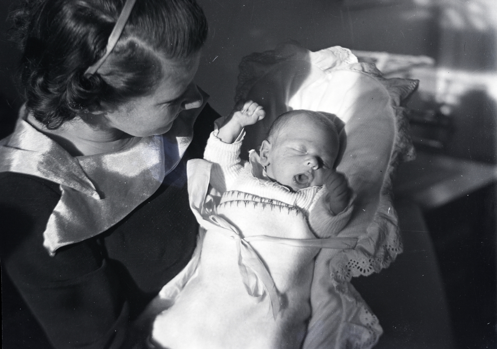 Hungary, Budapest XIII., a felvétel a Bulcsú utca 21/a számú ház egyik lakásában készült., 1936, Ungváry Rudolf, Budapest, hold in arms, newborn, Best of, Fortepan #255103