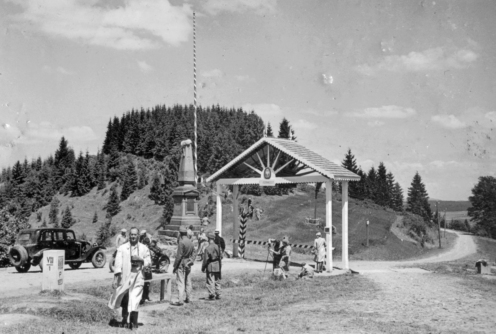 Ukrajna, Vereckei-hágó, lengyel-magyar határ, a Millennium idején felállított emlékobeliszk (az 1960-as években eltávolították) és a győzelmi kapu. , 1939, SZF, határállomás, határkő, Fortepan #25512