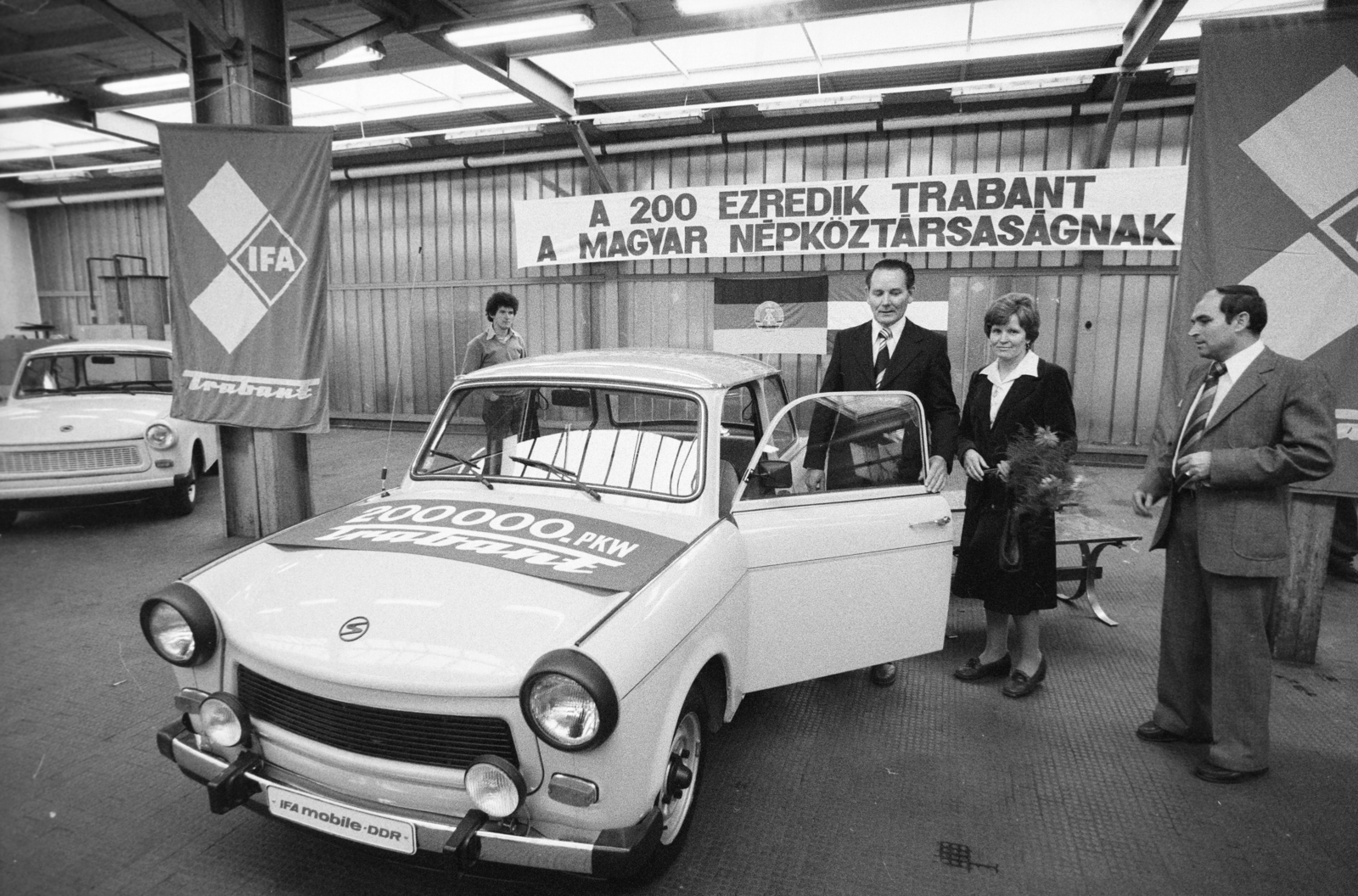 Magyarország, Csepeli Szabadkikötő, Budapest XXI., Petróleum utca 4., a Merkur Személygépkocsi Értékesítő Vállalat telepe. A felvétel a 200000. Magyarországra exportált Trabant típusú személygépkocsi átadásakor készült., 1980, Bojár Sándor, Trabant 601, Budapest, Fortepan #255141