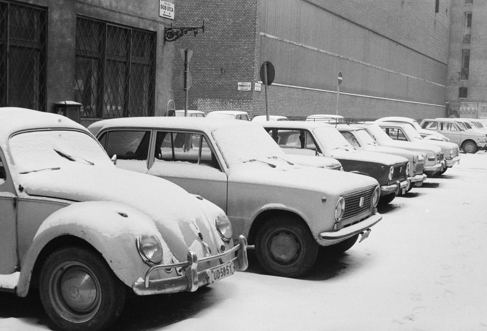 Magyarország, Budapest VII., Dob utca, balra a Rumbach Sebestyén utca., 1980, Bojár Sándor, Volkswagen Bogár, Volkswagen-márka, Budapest, Fortepan #255143