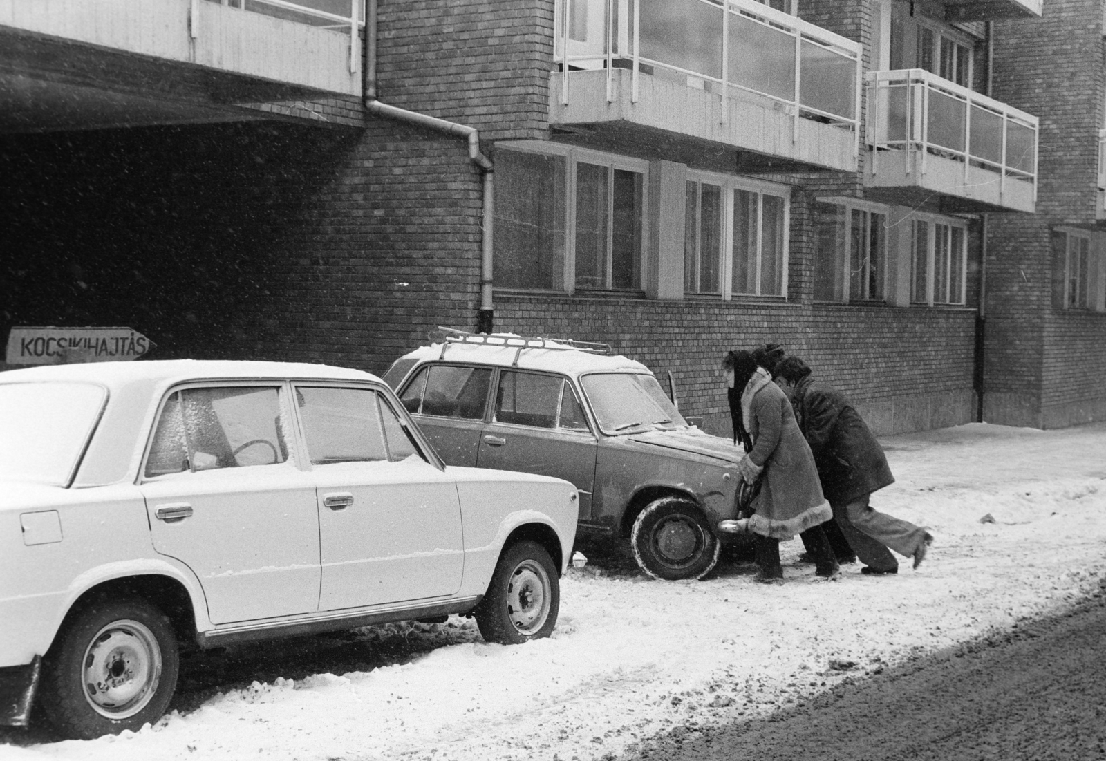 Magyarország, Budapest XII., a felvétel a Városmajor utca 9. számú ház előtt készült., 1980, Bojár Sándor, Budapest, betolás, Fortepan #255145