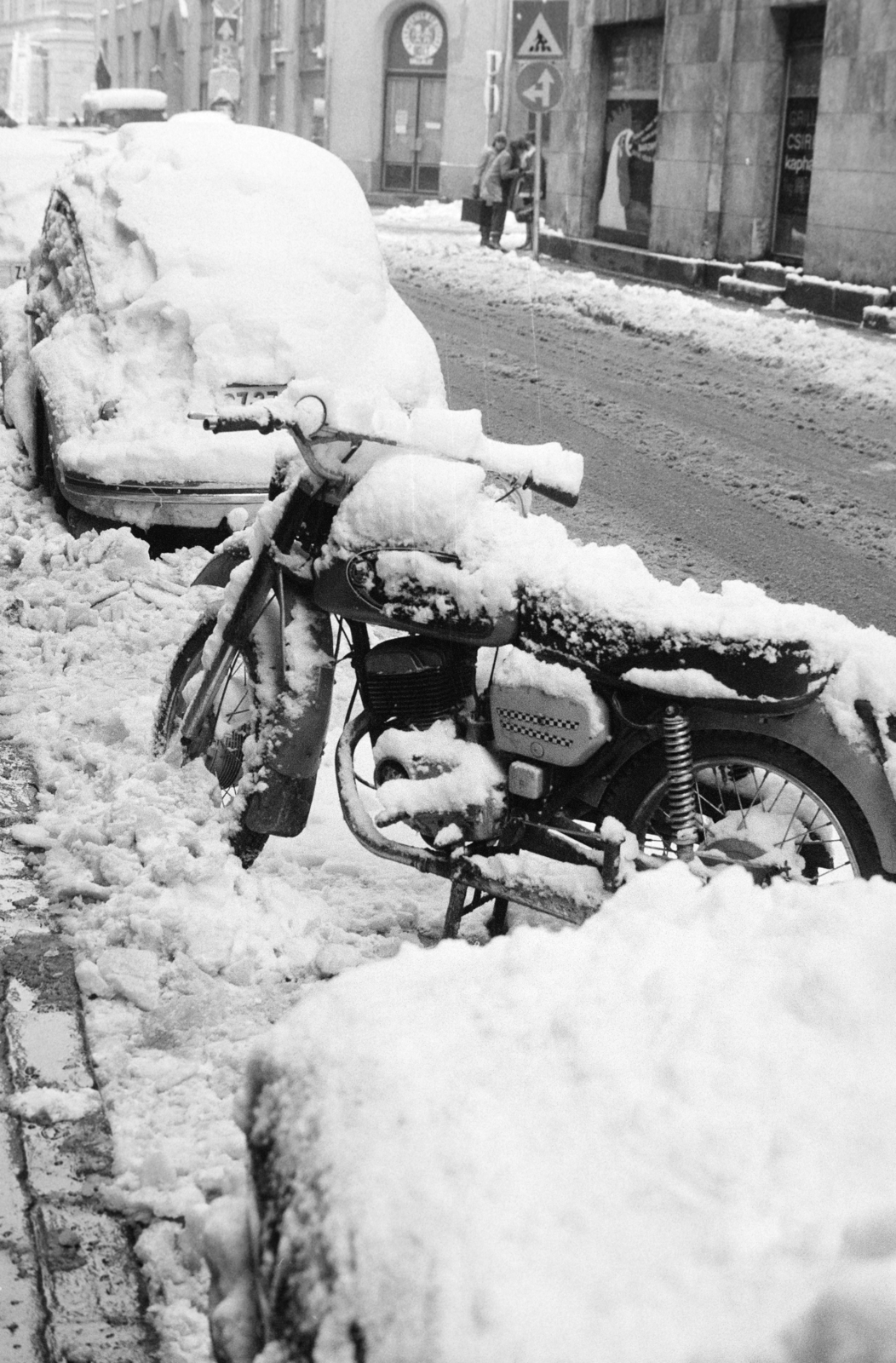 Magyarország, Budapest VII., Dohány utca, a behavazott Volkswagen mögött a Nagy Diófa utca - Nyár utca közötti háztömb látható., 1982, Bojár Sándor, motorkerékpár, Budapest, Fortepan #255151