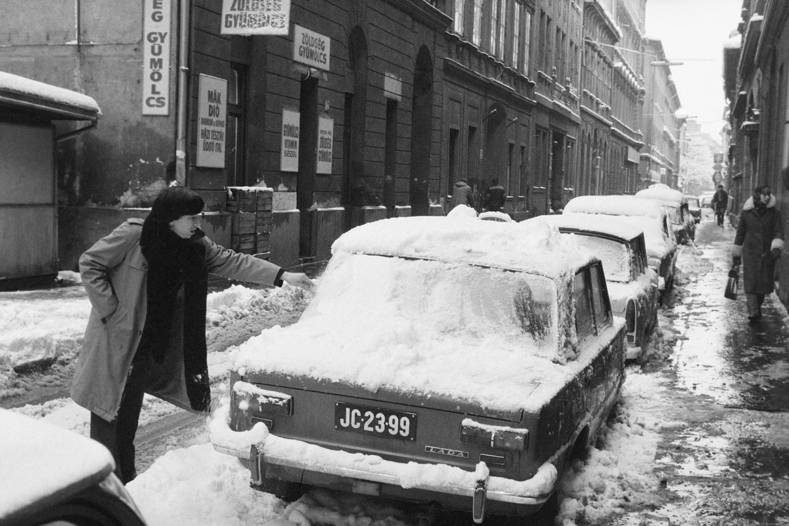 Hungary, Budapest VII., Dob utca, balra a háttérben a 12-es számú ház látható., 1984, Bojár Sándor, number plate, greengrocer, Budapest, taxicab, Fortepan #255157