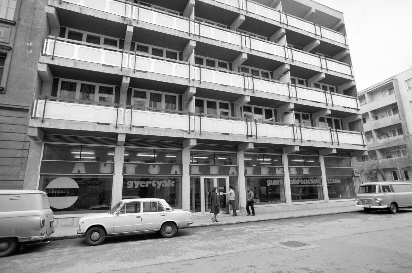 Hungary, Szeged, Kazinczy utca 6. számú ház, az Autóalkatrész üzlet Dózsa utca felőli bejárata., 1983, Bojár Sándor, Fortepan #255163