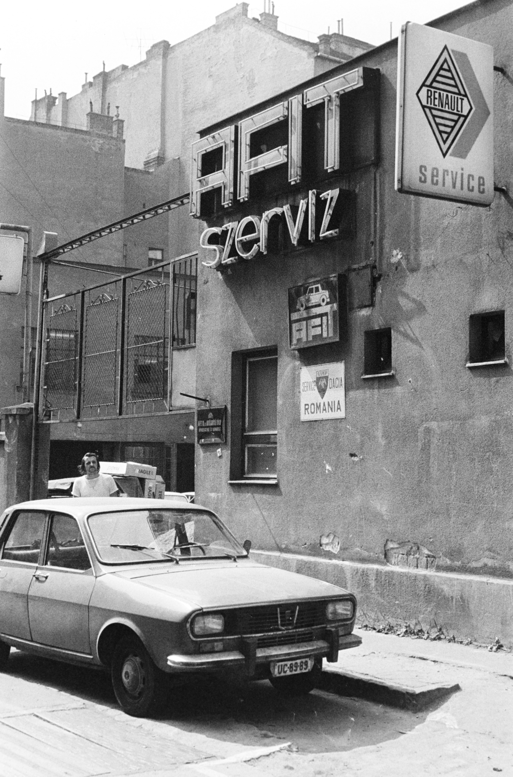 Hungary, Budapest XI., Bicskei utca 3-5., AFIT II. sz. Autójavító Vállalat Karbantartó és Szervizállomás., 1983, Bojár Sándor, Budapest, number plate, Dacia-brand, szervíz, AFIT organisation, Fortepan #255167