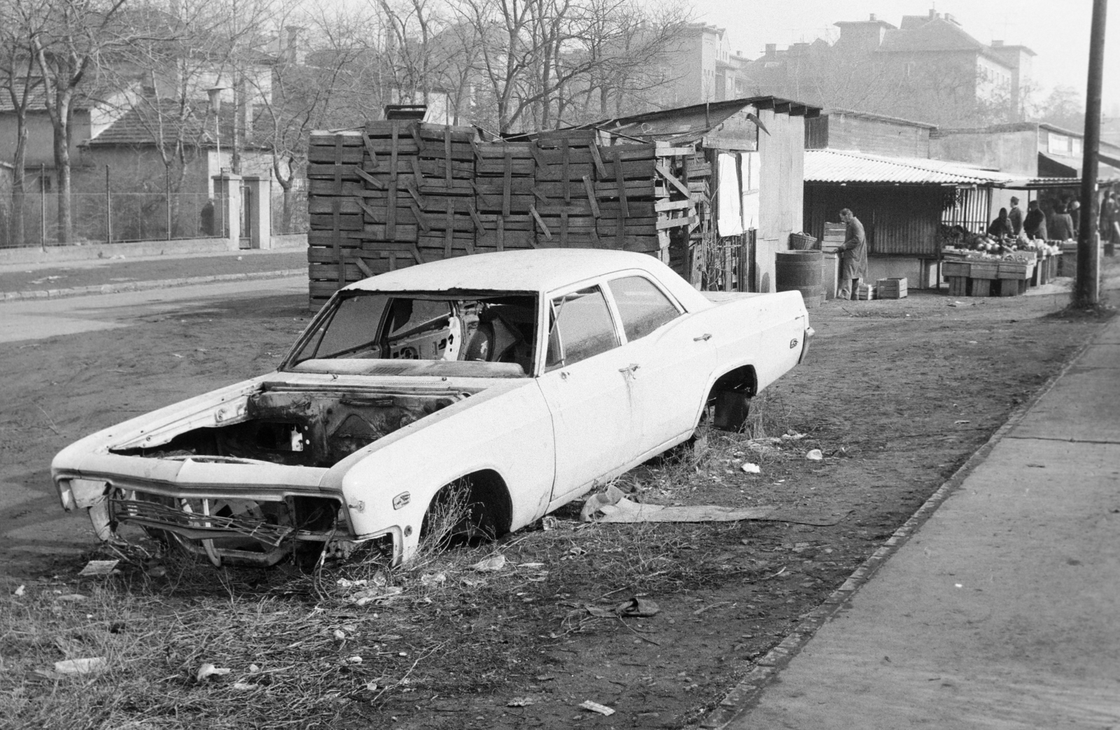 Hungary, Budapest VIII., Stróbl Alajos utca, zöldséges a kenyérgyári iparvágány helyén. A háttérben balra a Százados úti Művésztelep, jobbra a távolban a Hungária körút sarok., 1984, Bojár Sándor, Budapest, market, wreck, Opel-brand, Fortepan #255168