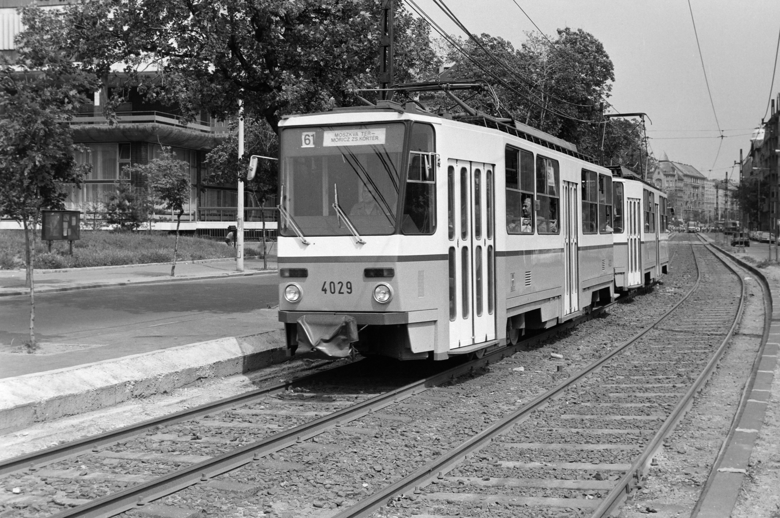 Hungary, Budapest XI., Villányi út, a 61-es villamos mögött az MSZMP Budapesti Bizottsága Oktatási Igazgatóságának épülete. Jobbra a távolban a Móricz Zsigmond körtér., 1982, Bojár Sándor, Budapest, Fortepan #255174