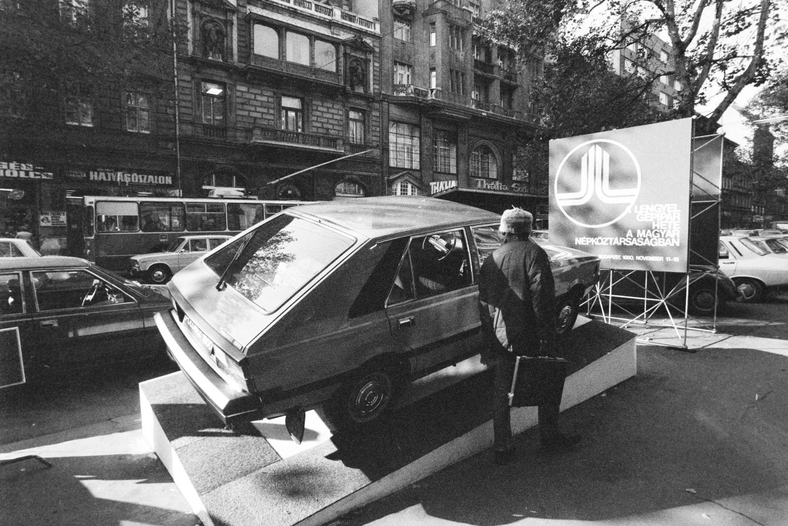 Magyarország, Budapest VI., Nagymező utca 15., a Lengyel Gépipar Hete alkalmából kiállított FSO Polonez személyautó a Lengyel Kultúra előtt., 1980, Bojár Sándor, Budapest, FSO Polonez, Fortepan #255182