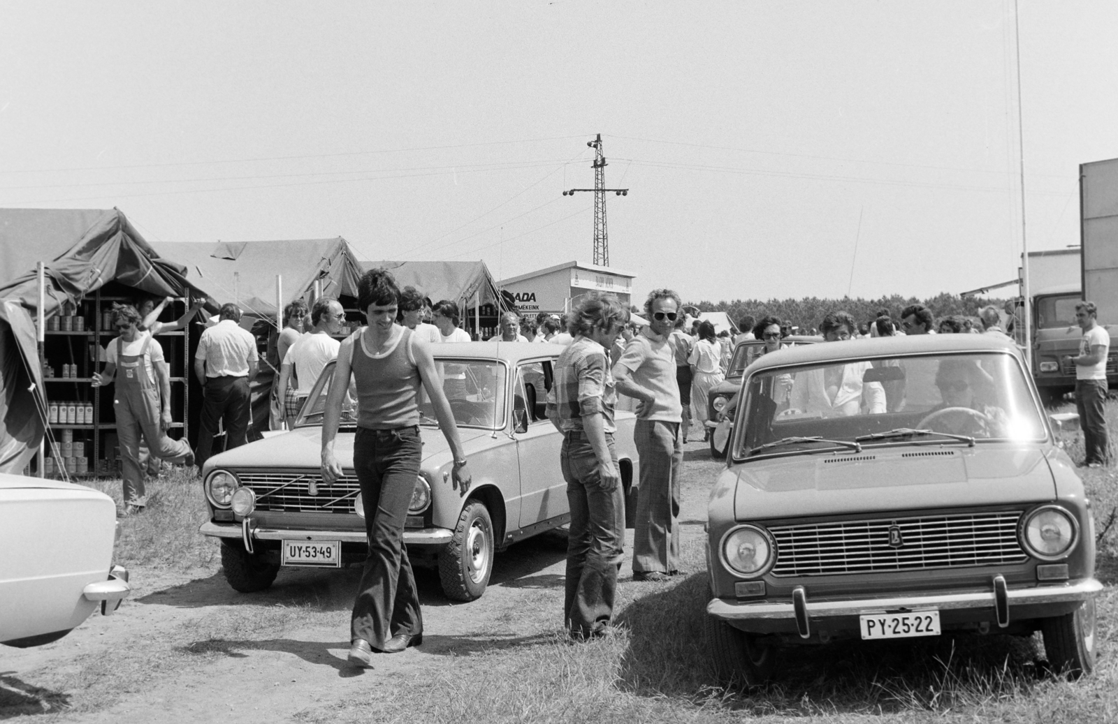 Magyarország, Veszprém, a felvétel a 8-as főút mellett, a 48-as kilométerkőnél, a hetedik Lada-márka találkozó alkalmával készült., 1980, Bojár Sándor, rendszám, Fortepan #255188
