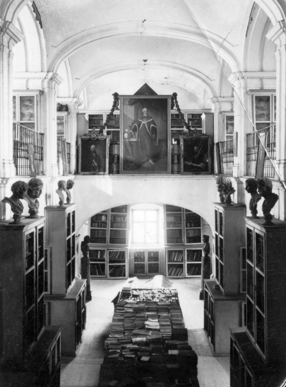 Románia,Erdély, Marosvásárhely, Teleki-téka., 1941, SZF, szobor, festmény, enteriőr, könyvszekrény, Mária Terézia ábrázolás, II. József ábrázolás, Fortepan #25519