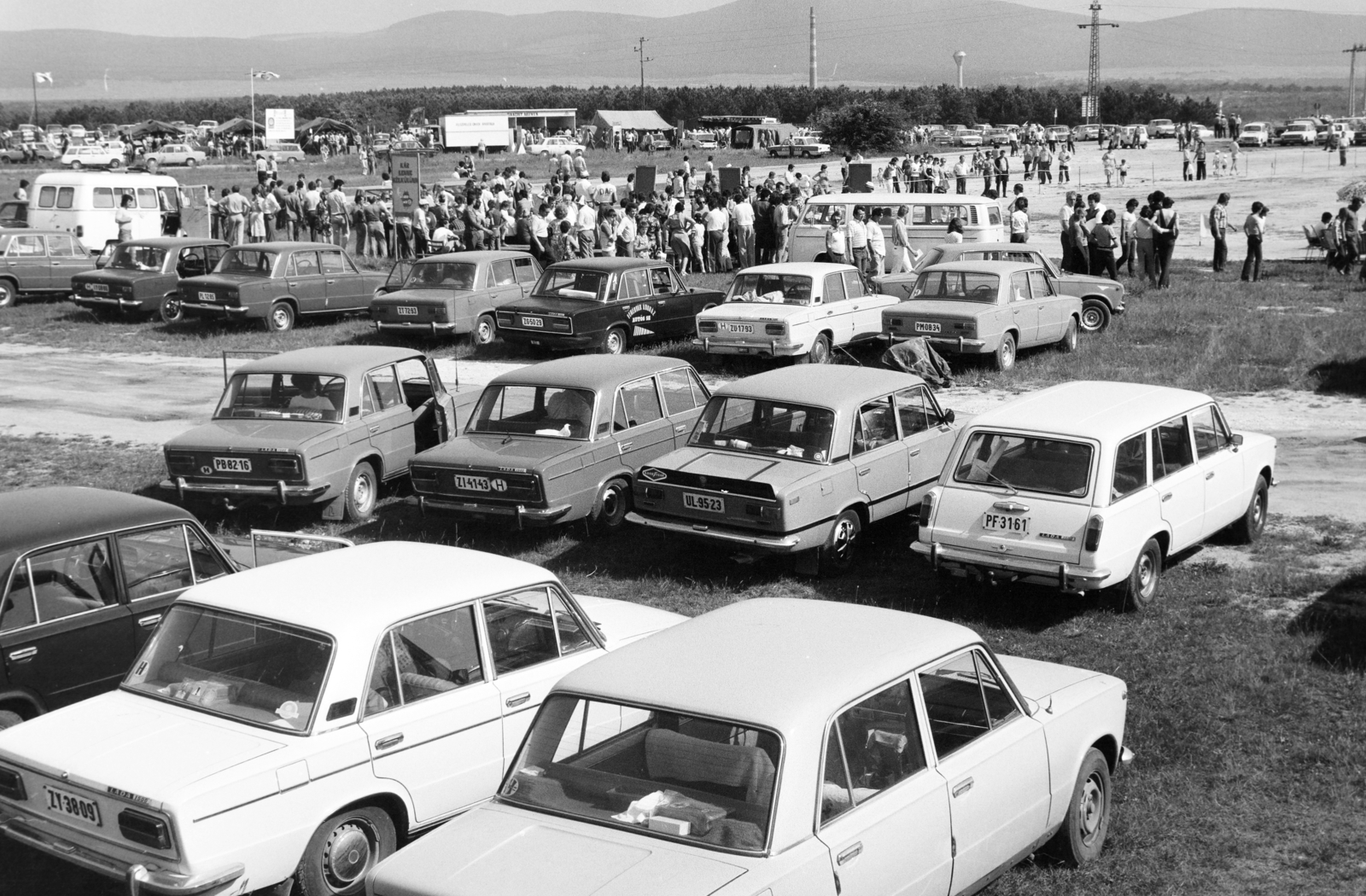 Hungary, Veszprém, a felvétel a 8-as főút mellett, a 48-as kilométerkőnél, a hetedik Lada-márka találkozó alkalmával készült., 1980, Bojár Sándor, number plate, Volkswagen-brand, Fortepan #255190