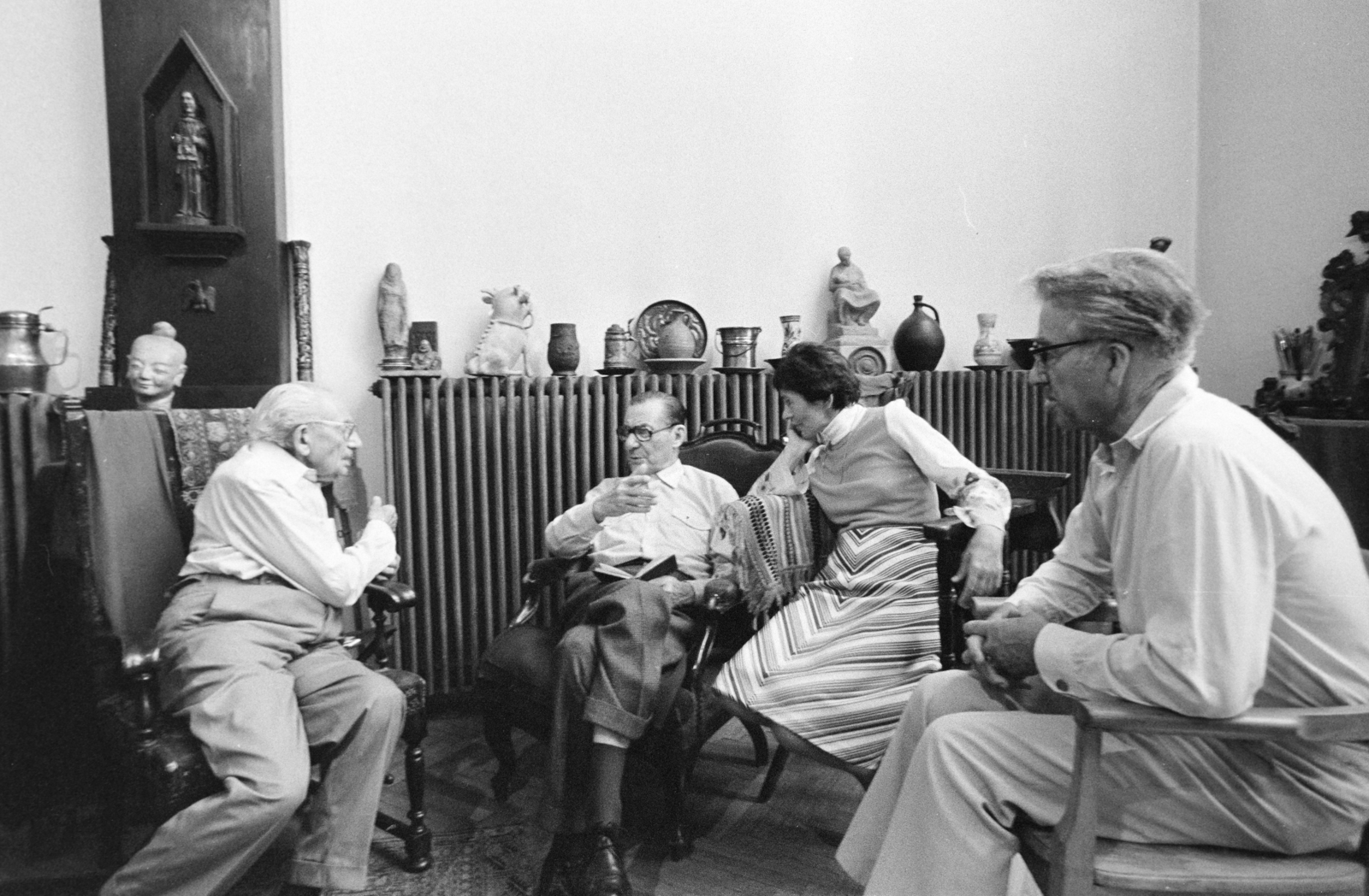 Hungary, Budapest VIII., Százados úti Művésztelep, a felvétel Gábor Móric festőművész műtermében klszült. Jász Dezső író, hadtörténész, Gábor Móric, ?, Búza Barna szobrászművész., 1969, Bojár Sándor, Budapest, ceramics, studio, Fortepan #255193