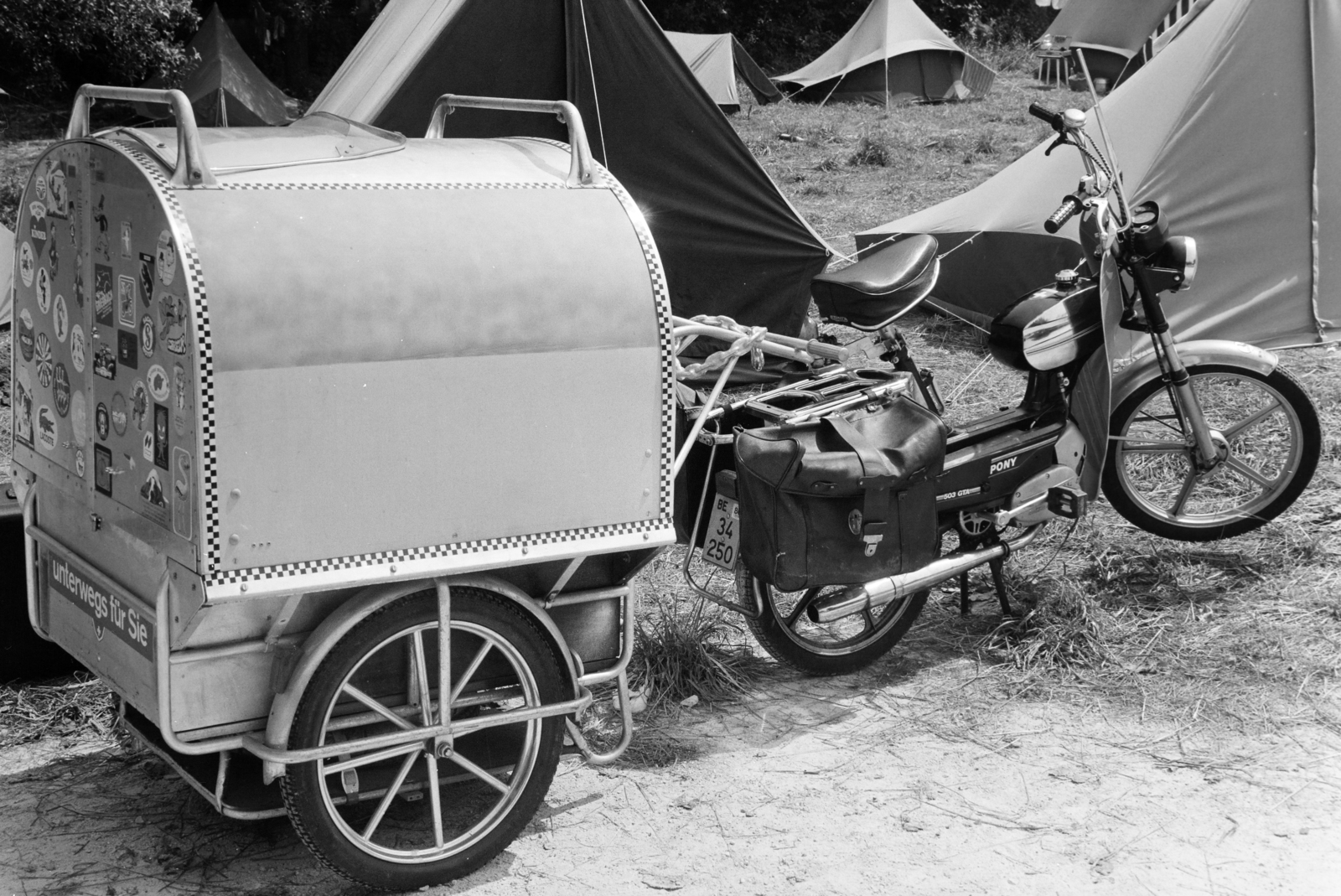 Magyarország, Budapest, svájci kosárfonó által összeállított utánfutós moped, a felvétel Törökországba történő utazásakor készült., 1980, Bojár Sándor, Fortepan #255194