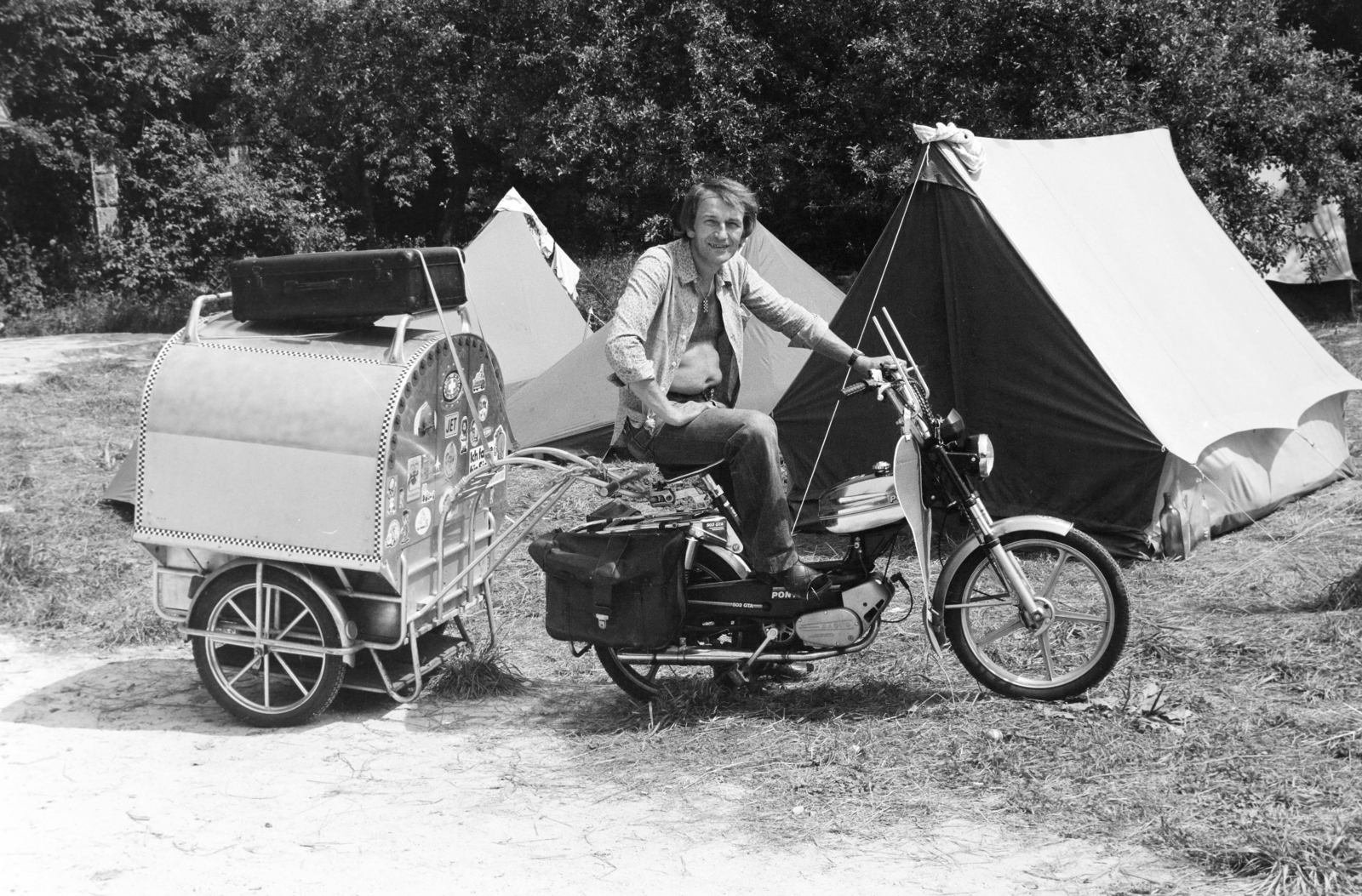 Magyarország, Budapest, svájci kosárfonó az általa összeállított utánfutós mopeddel, a felvétel Törökországba történő utazásakor készült., 1980, Bojár Sándor, Best of, Fortepan #255195