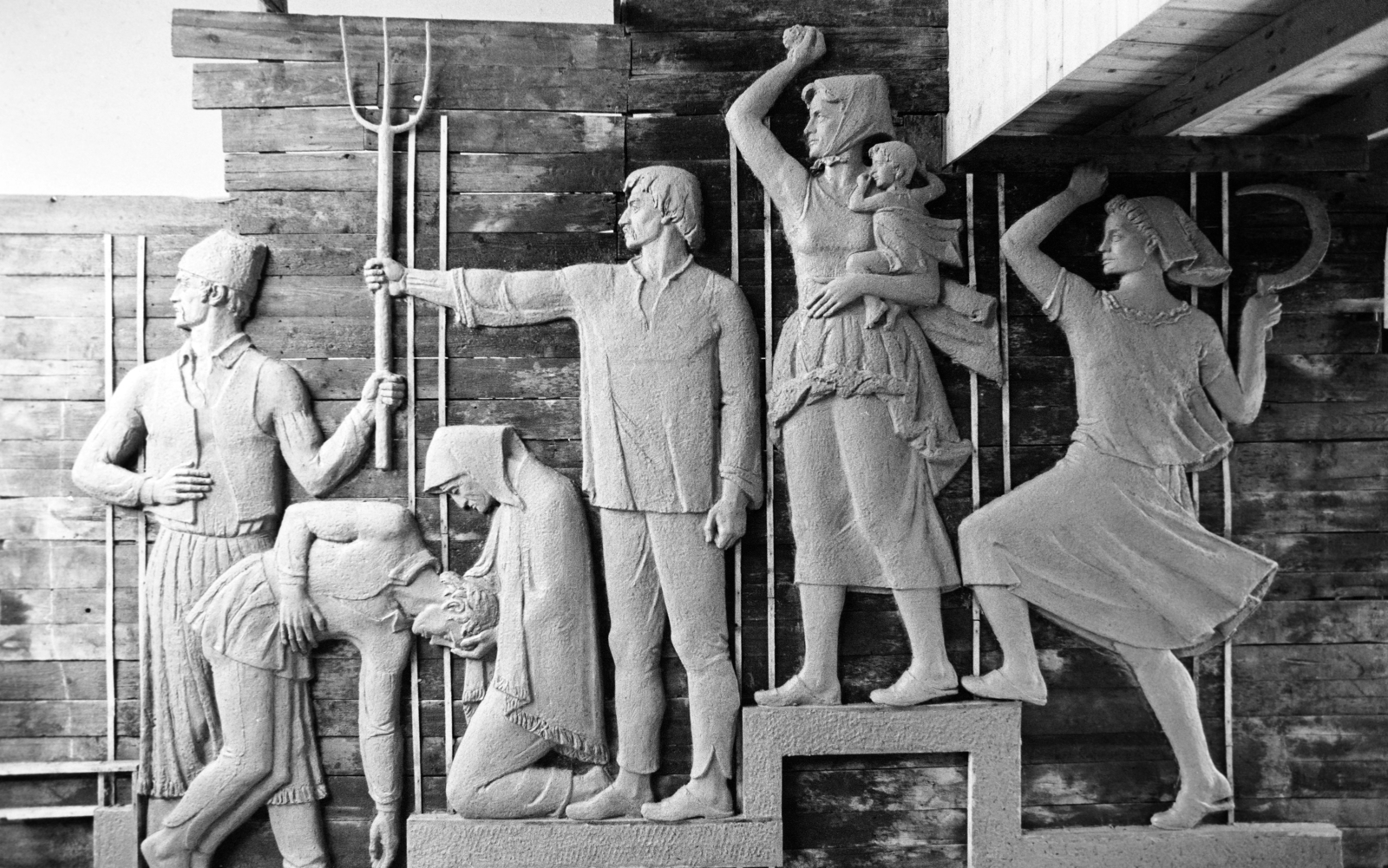 Hungary, Budapest VIII., Százados úti Művésztelep, Búza Barna szobrászművész műterme. A később Battonyán, a Hősök terén felállításra kerülő „Agrárszocialista emlékmű” kilencalakos kompozíció gipszmintája., 1977, Bojár Sándor, Budapest, Fortepan #255209