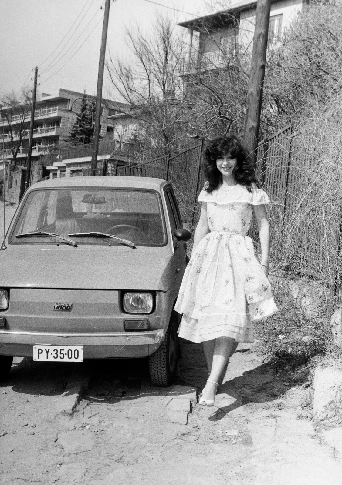 Magyarország, Budapest XI., Szűcs Judith énekesnő, a felvétel az Iglói utcában készült., 1980, Bojár Sándor, Budapest, rendszám, lányok-járművek, Polski Fiat 126p, Polski Fiat-márka, Fortepan #255214